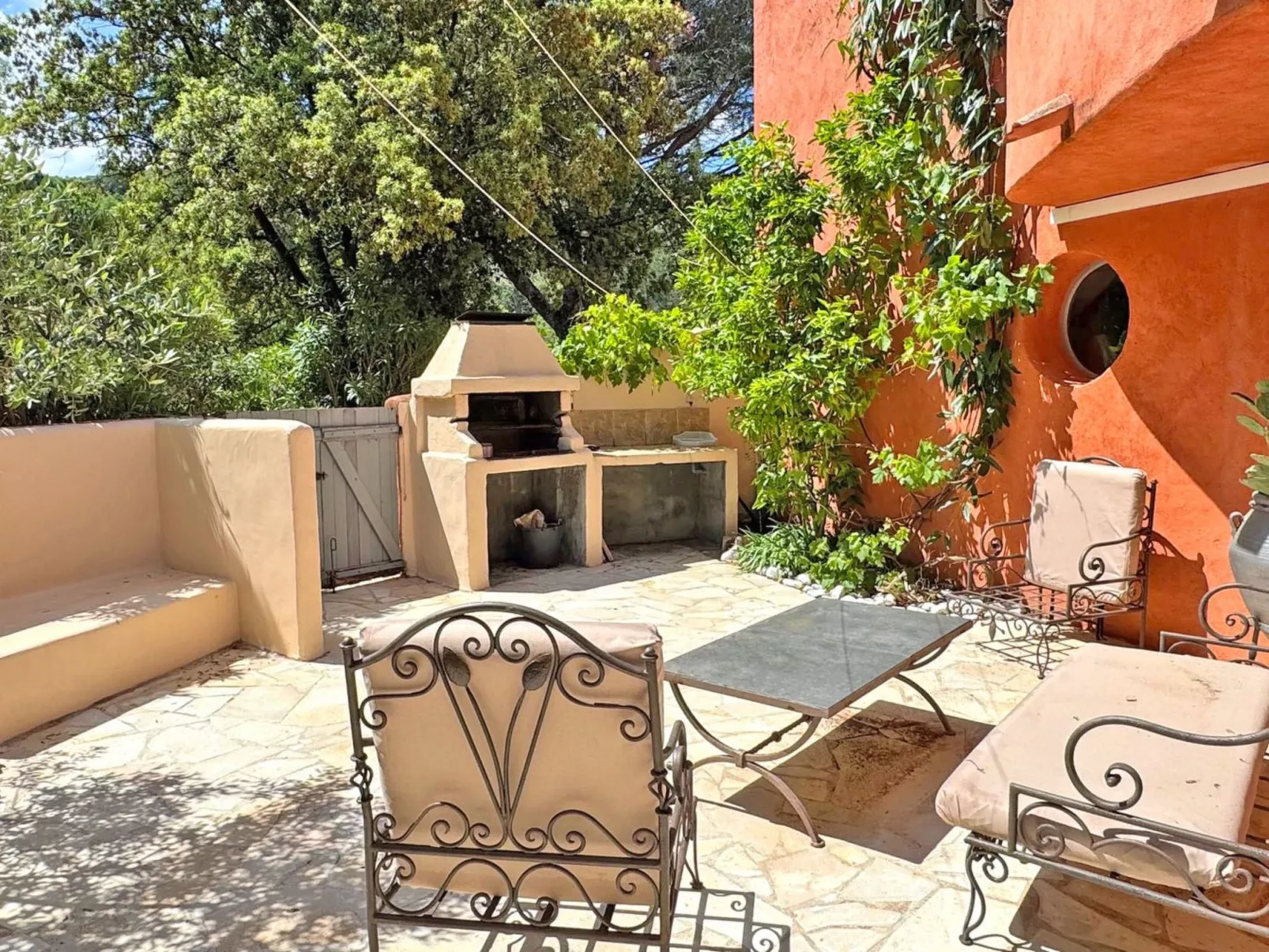 Schöne Villa mit innovativer Architektur in einem grünen Nest im Herzen des Mas-Drinnen