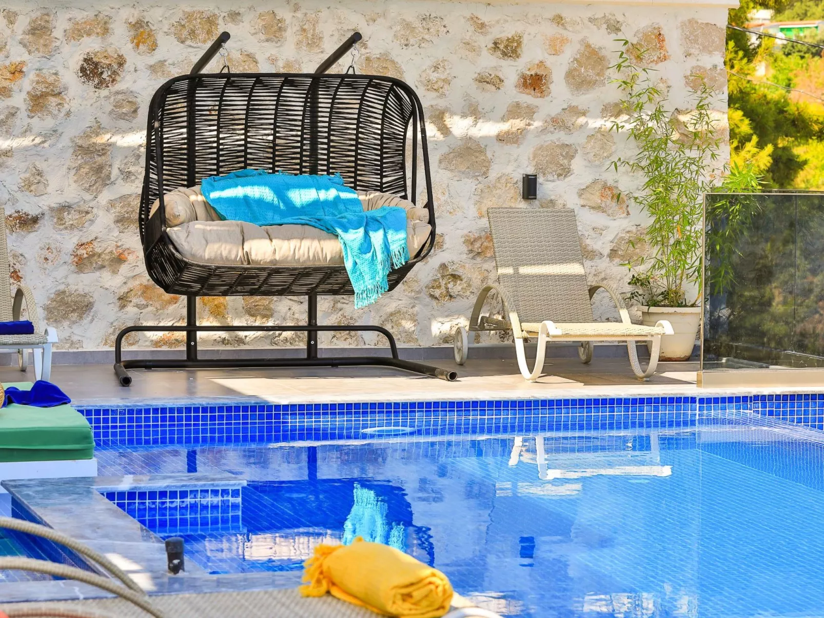 Mediterranean 2-Dedans