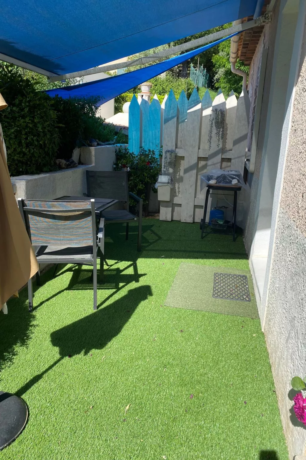 Mimet la diote, Ausflug in die Sonne und in die Ruhe-Outside