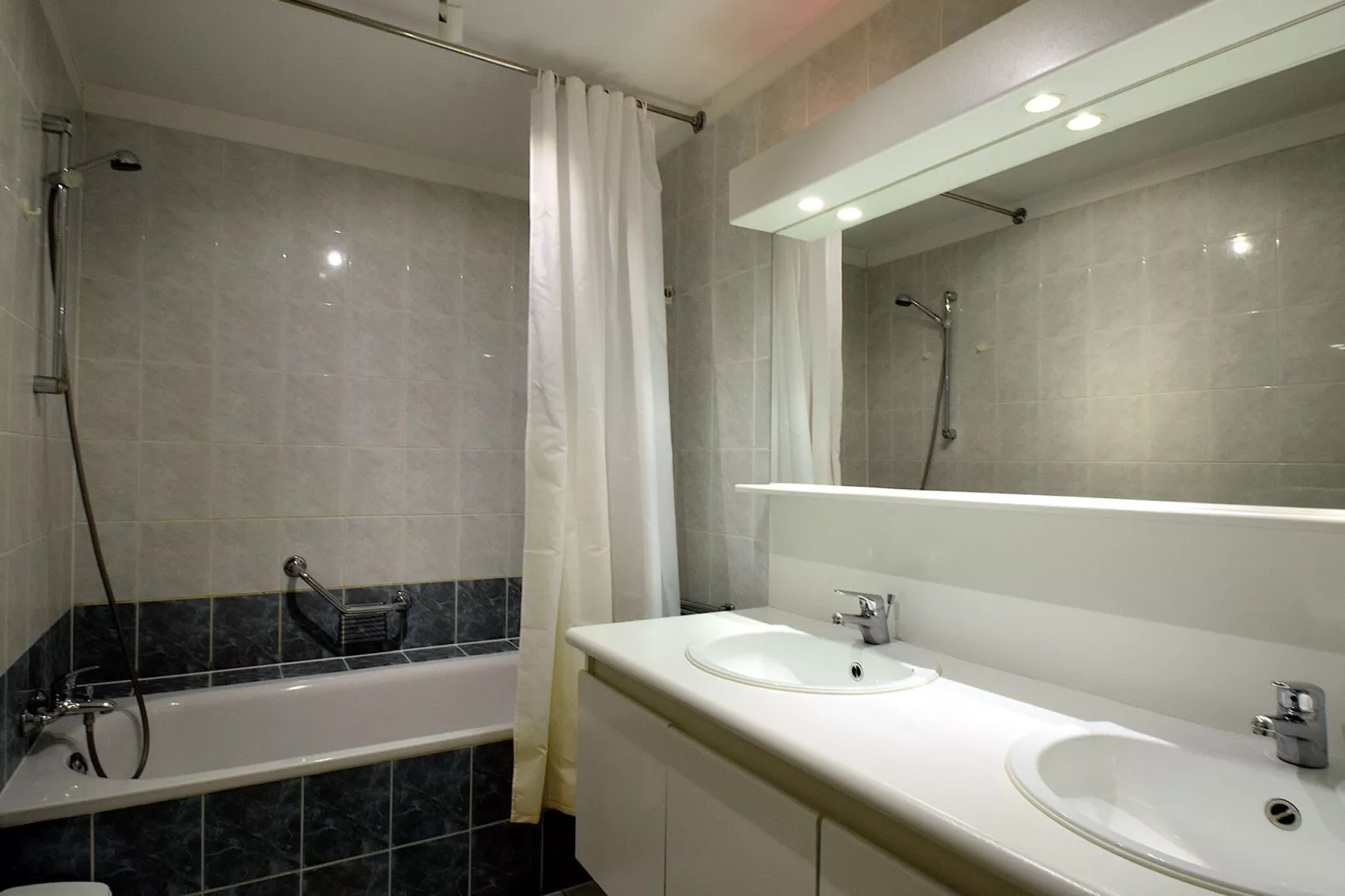 Celine 0201-Bathroom