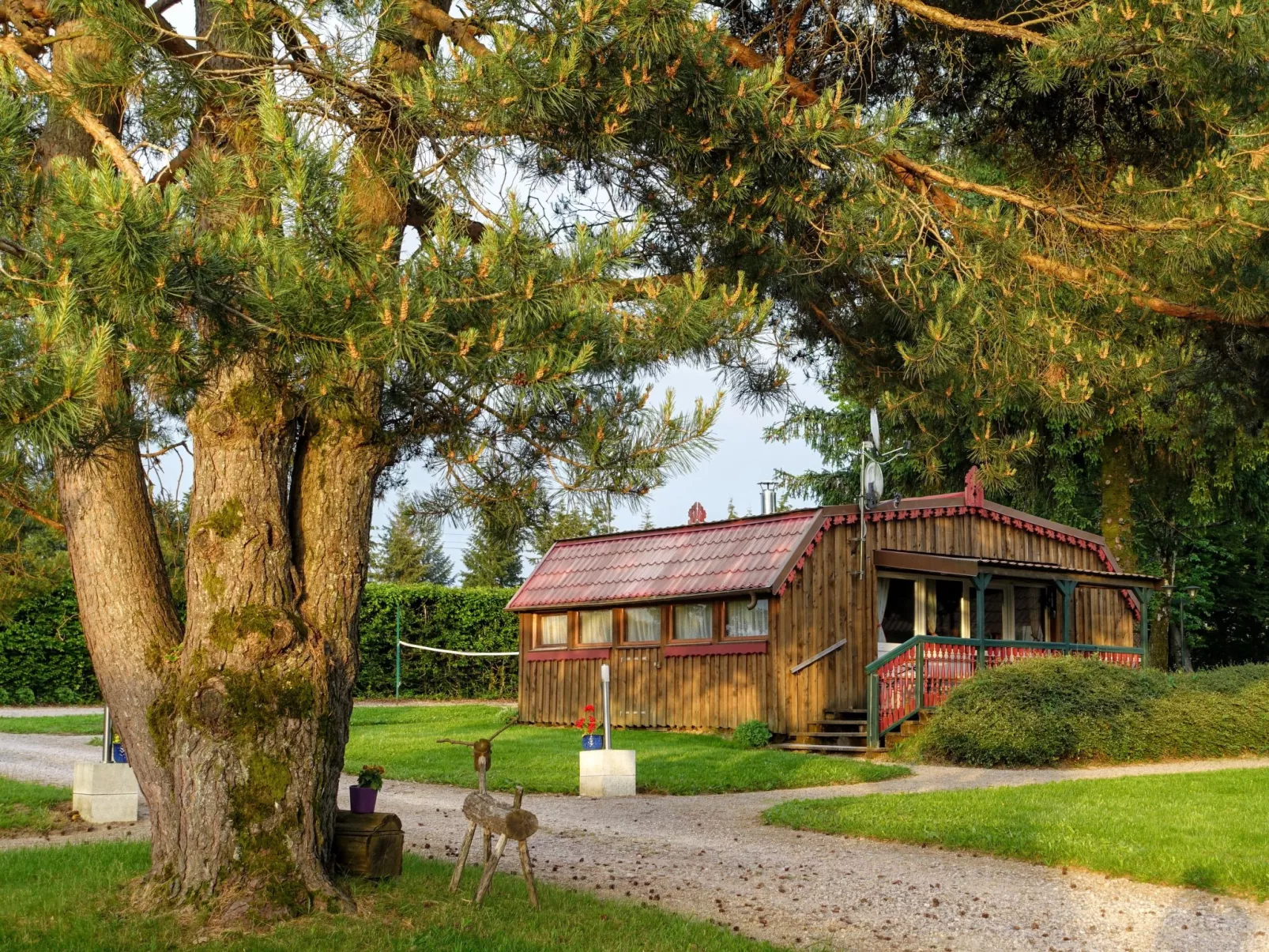 Charmantes Ferienhaus mit gemeinsamem Grill-Draußen