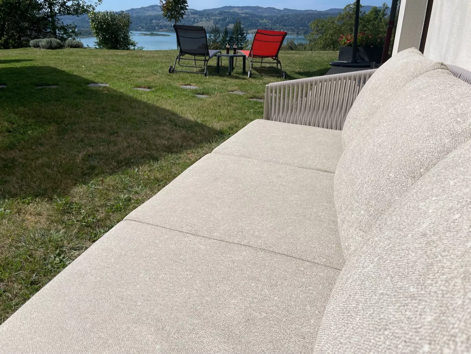 In Aiguebelette-Le-Lac mit Garten, Terrasse und Grill-Drinnen