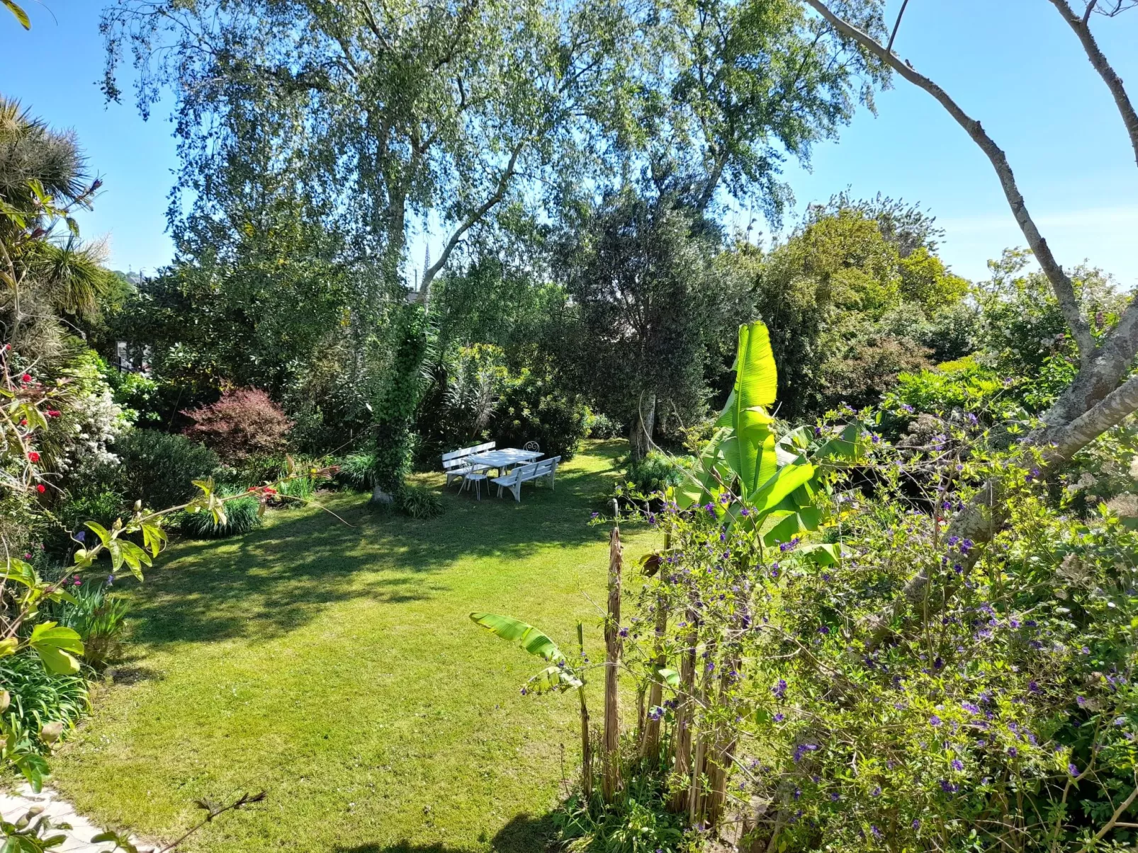 Großes Familienhaus mit schön angelegtem Garten-Dehors