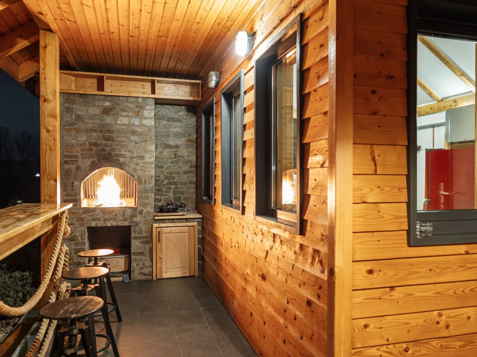 Kleines Haus mit Werkstatt-Outside