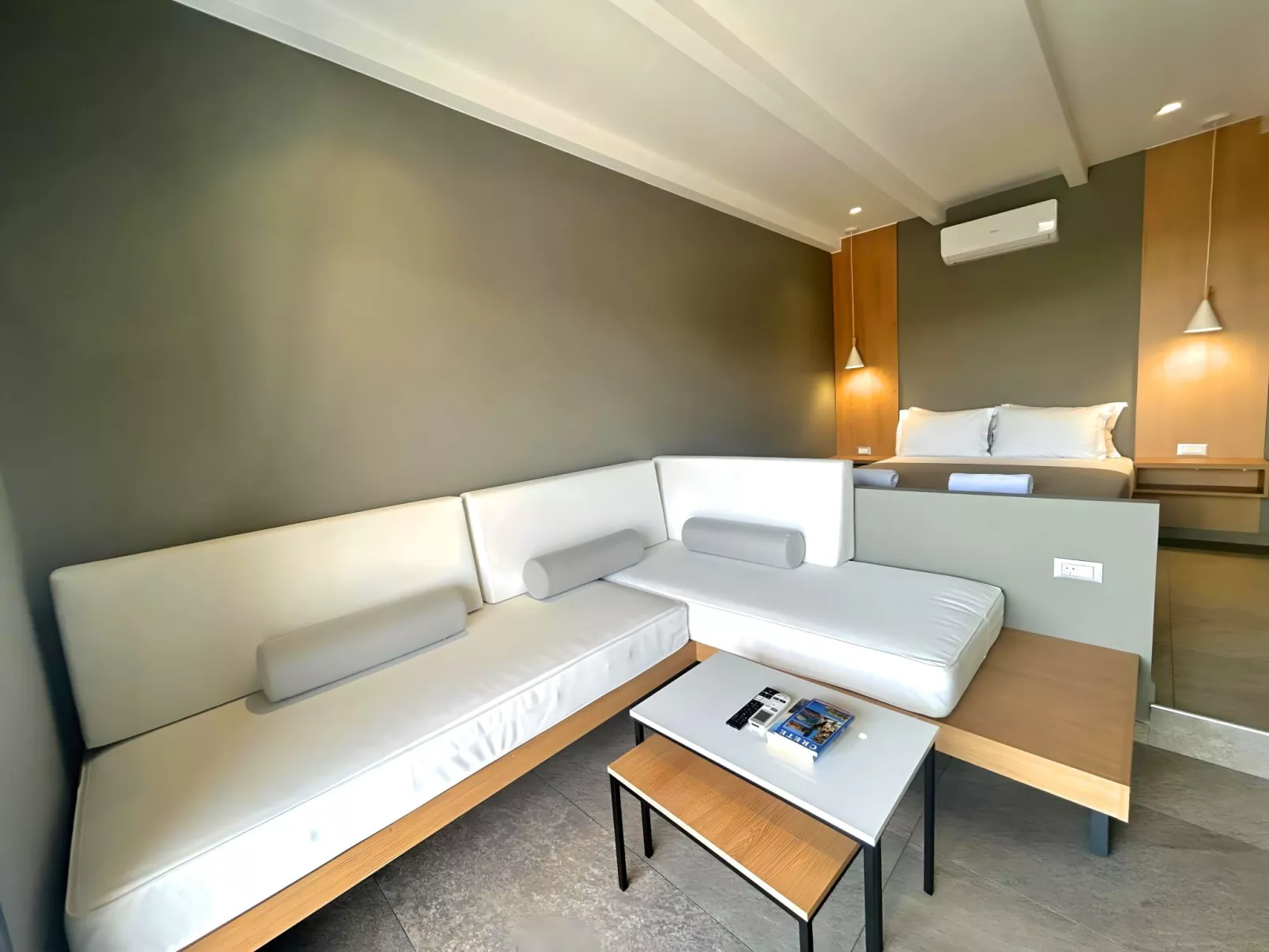 Canes Maxima Suite Privater Pool-Inside