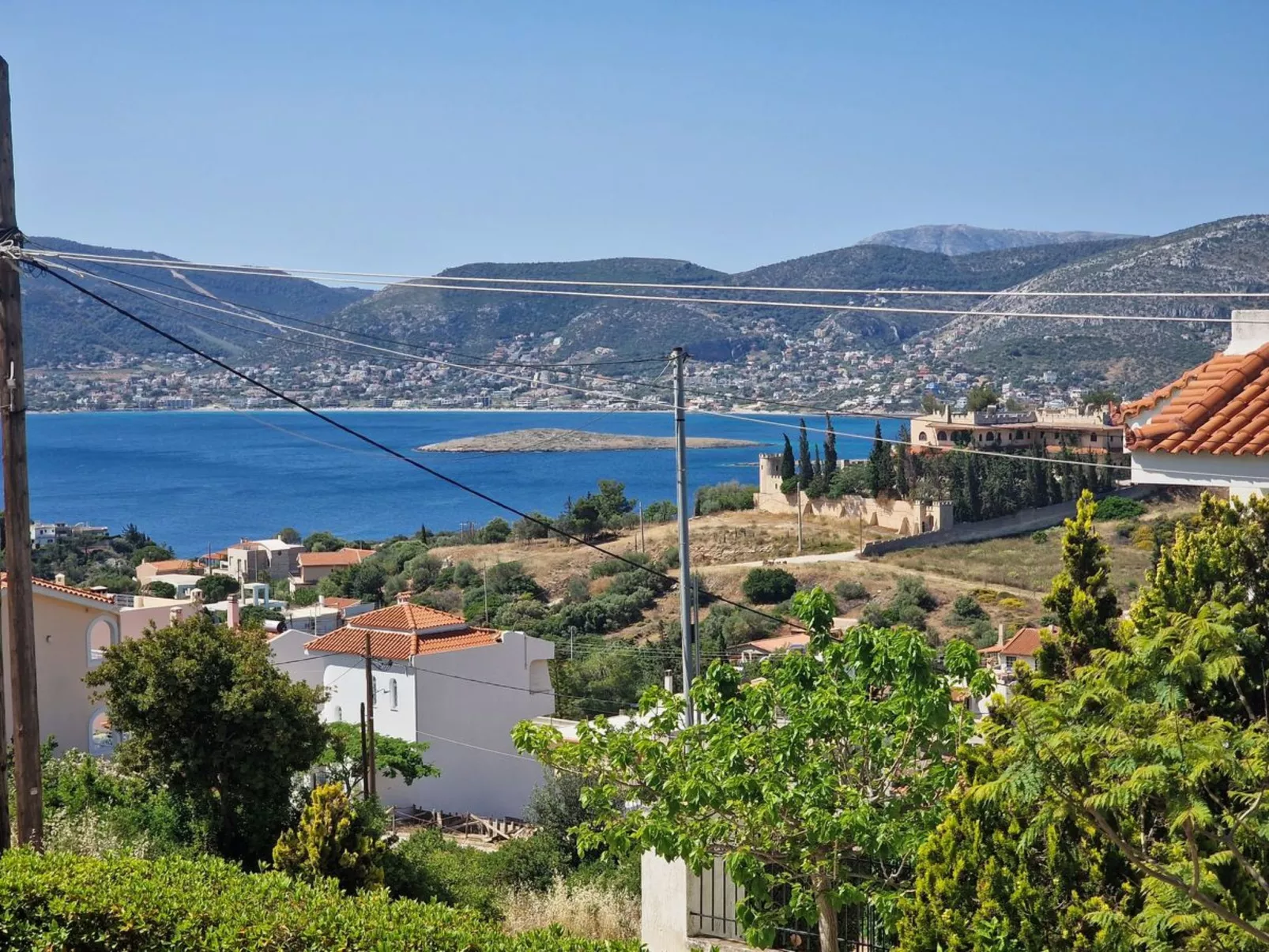 Vollständig umschlossene und großzügig angelegte dreistöckige Ferienvilla mit f-Dehors