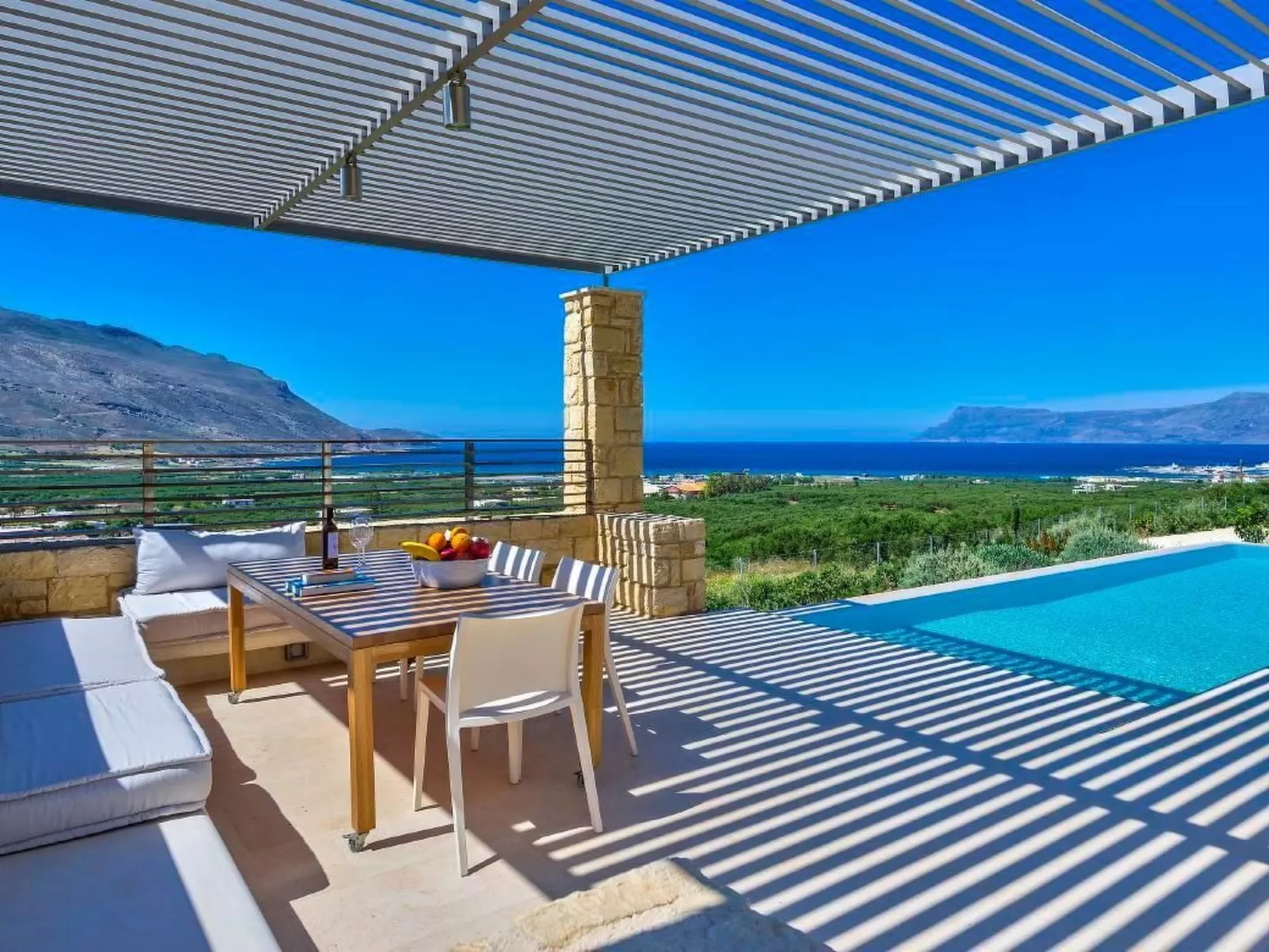 "Villa Charisma" mit eigenem Pool-Dedans