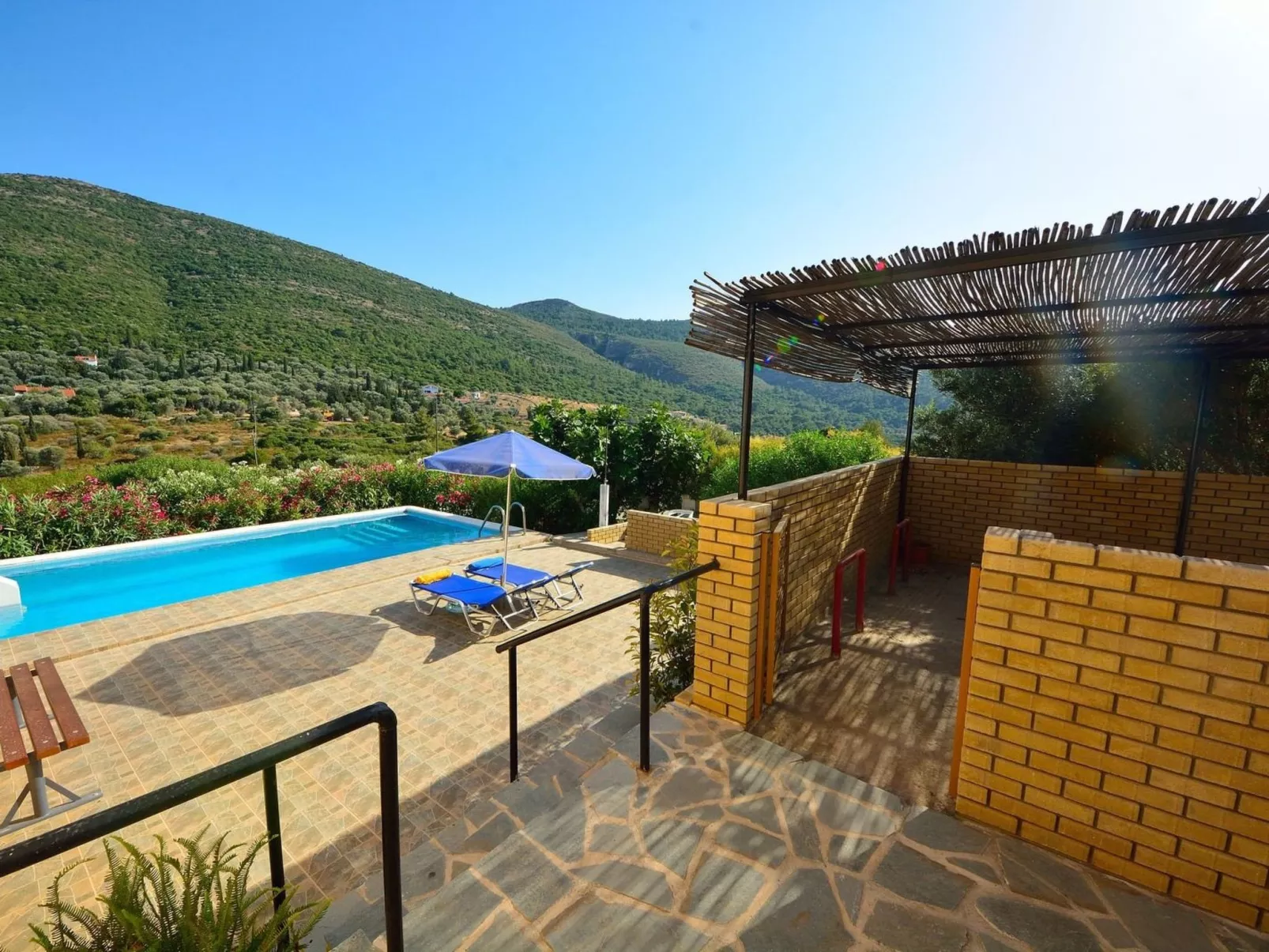 "Yellow Villa"-Outside