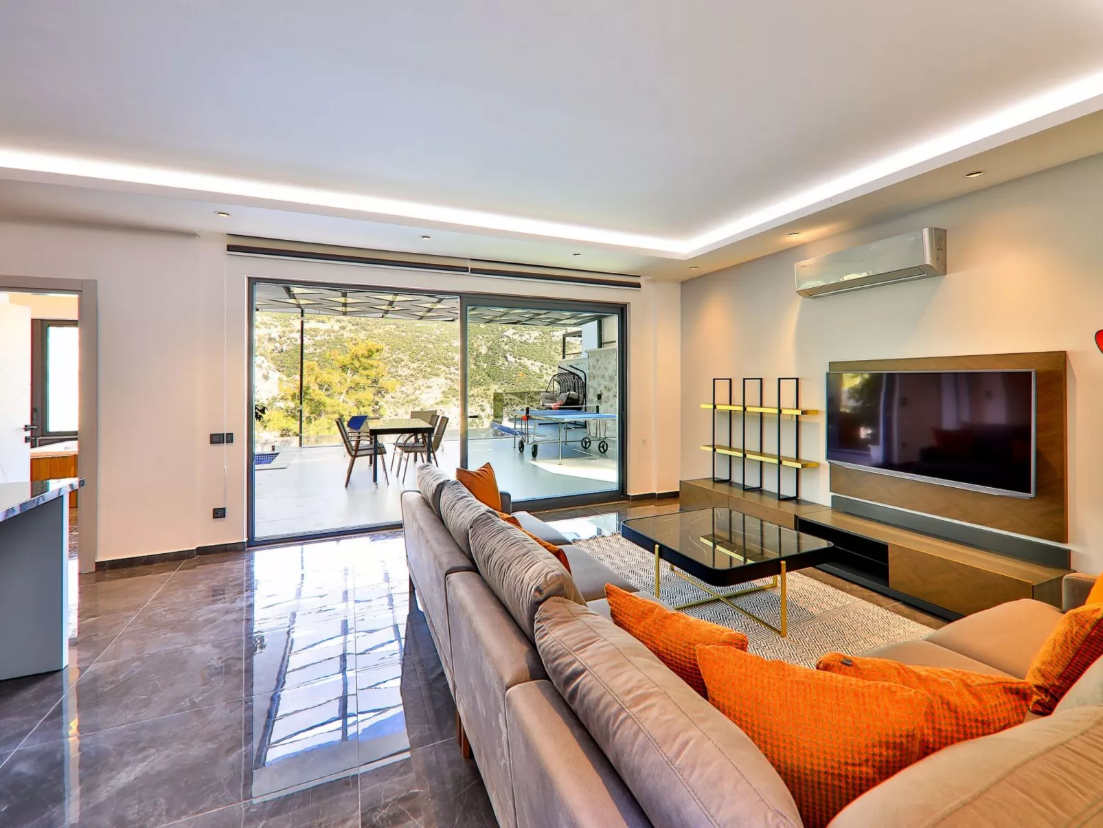 Mediterranean 1-Drinnen