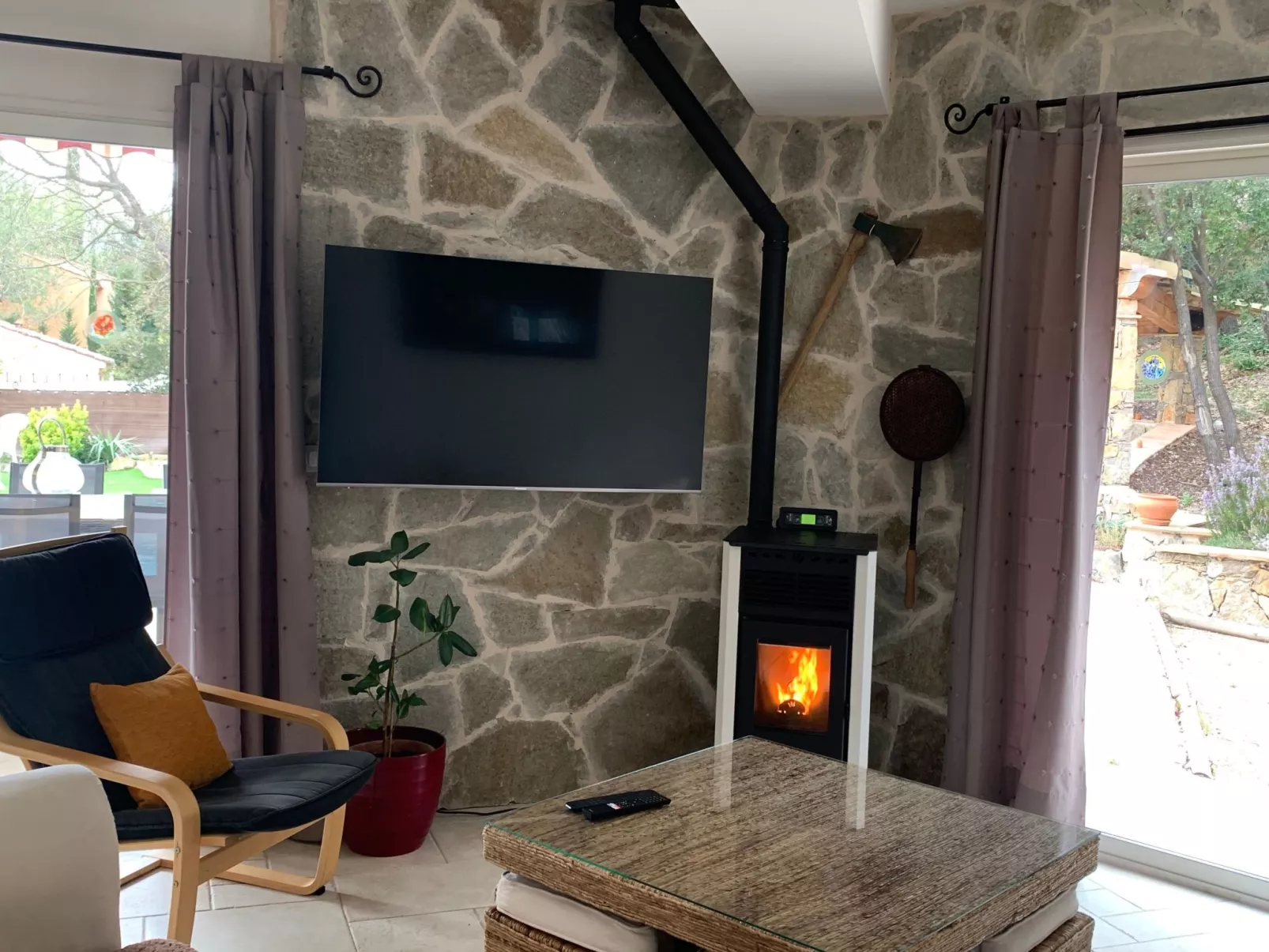 Mit eigenem Pool-Drinnen