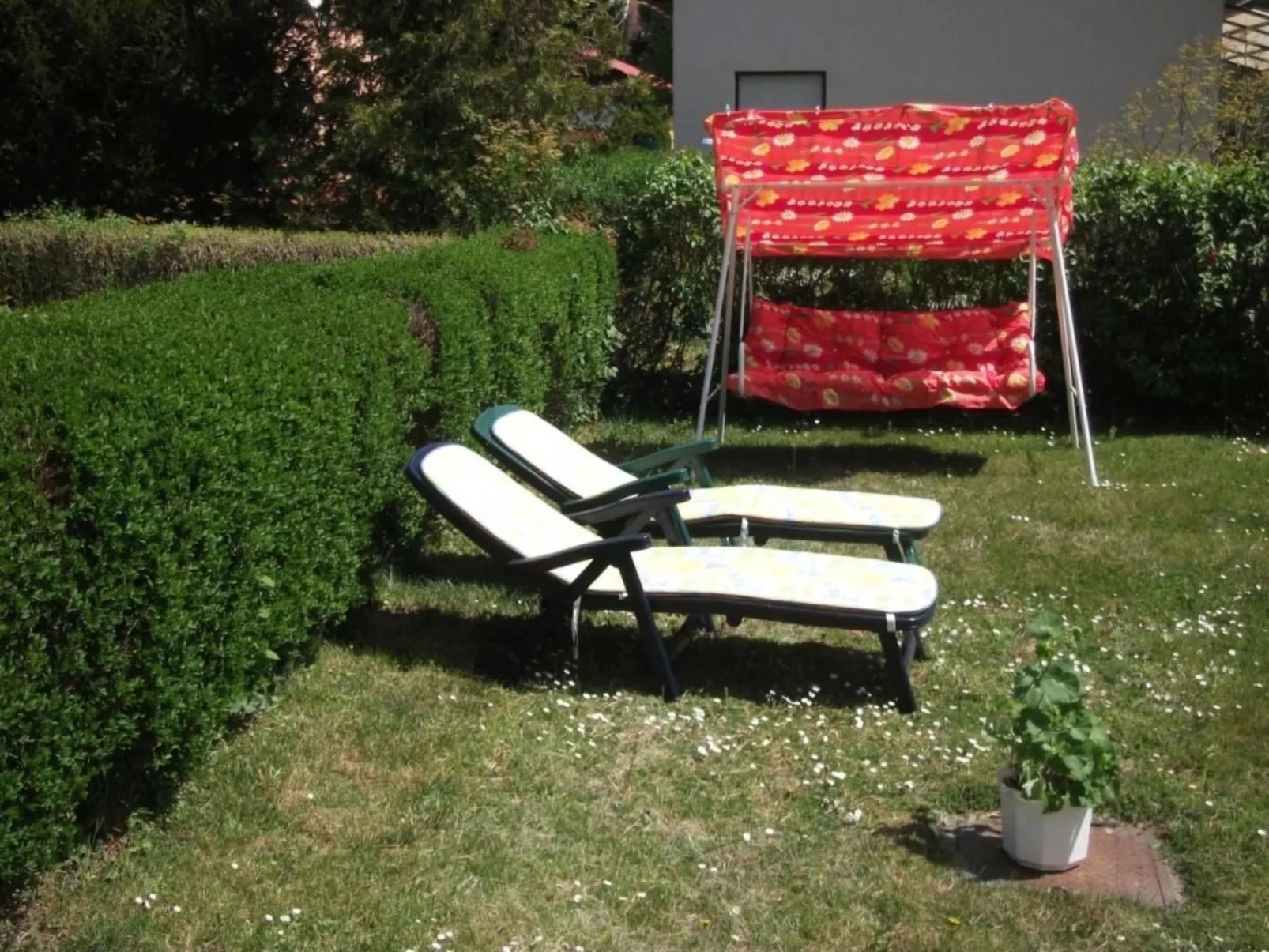 Mit Terrassen, Balkonen sowie Parkplatz-Dehors