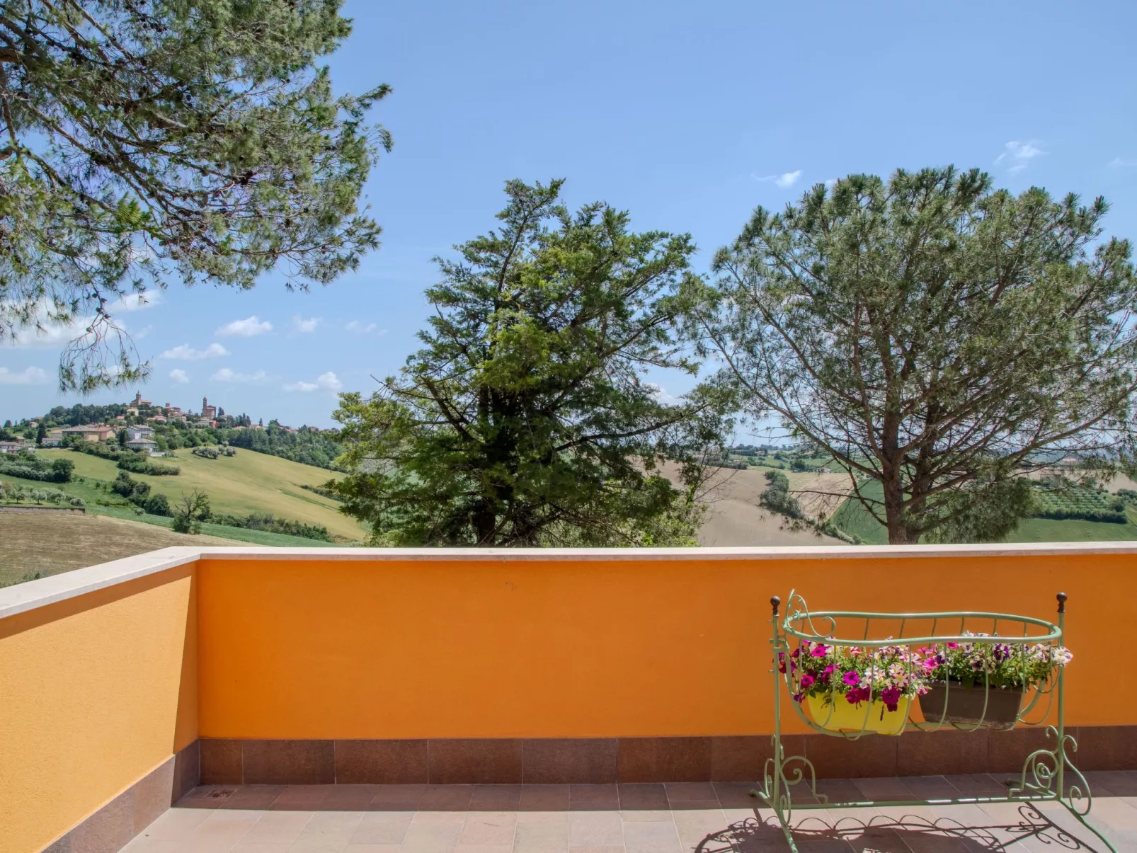 Haus mit Terrasse mit Aussicht und Gemeinschaftspool-Outside