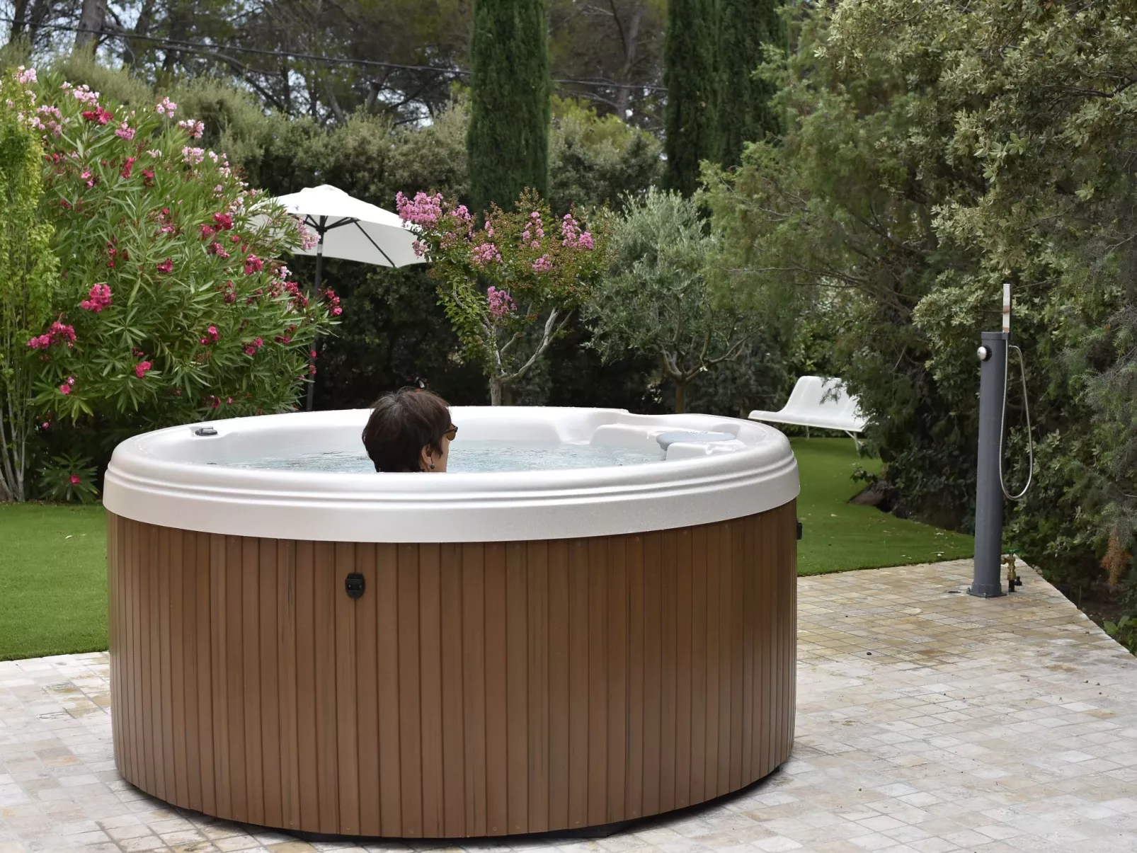 Freistehendes Haus mit großer Terrasse und Panoramablick auf die Landschaft-Draußen