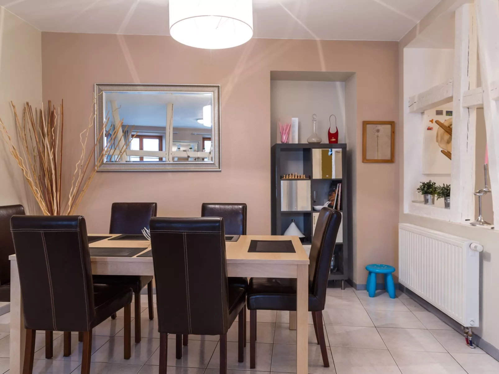 Mit zwei Garagenstellplätzen-Drinnen