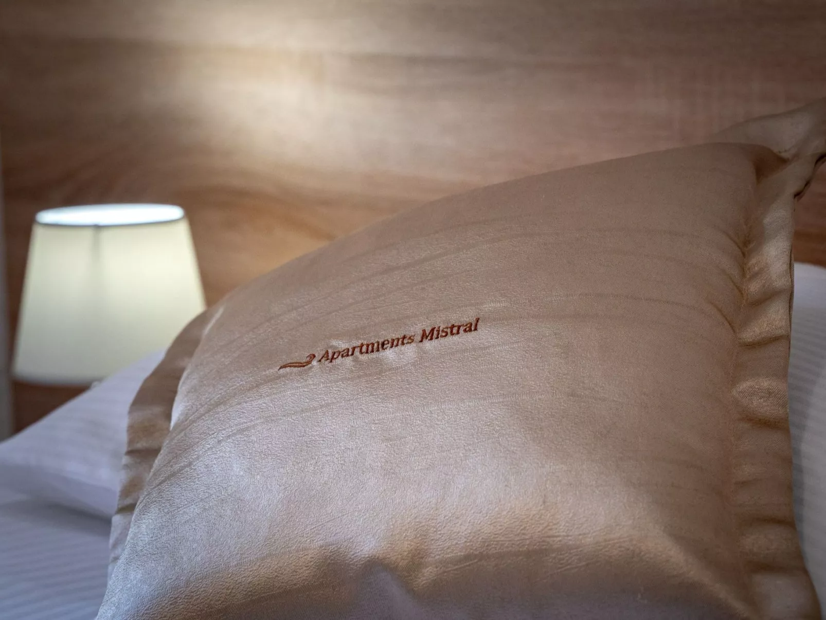 Appartement mit Blick auf das Wasser-Image-tags.info