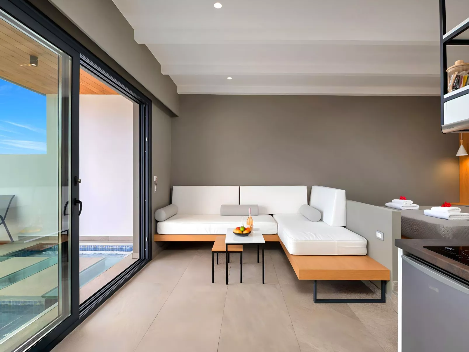 Canes Suite Privater Pool-Drinnen