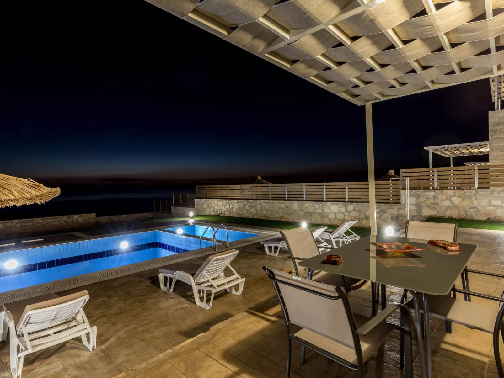 Küstenvilla mit Pool in der Nähe eines ruhigen Sandstrandes-Draußen