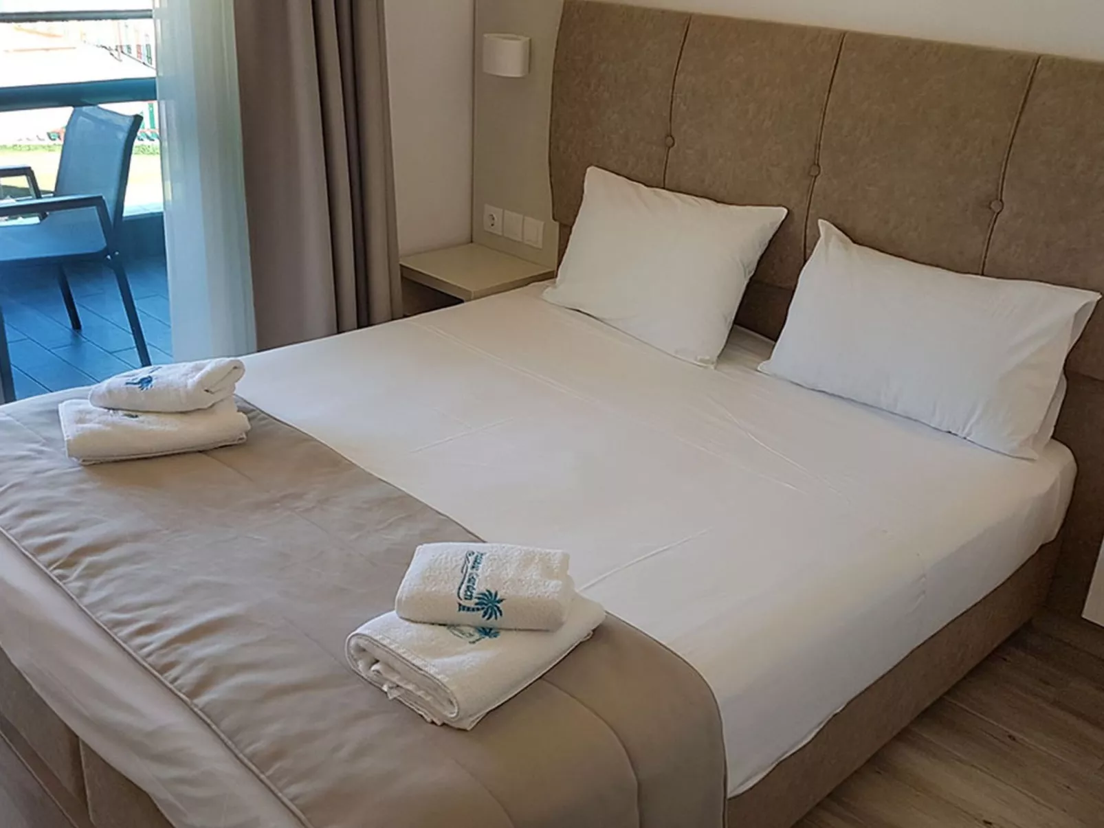 Finikas Garden Studios Pool Garten-Inside