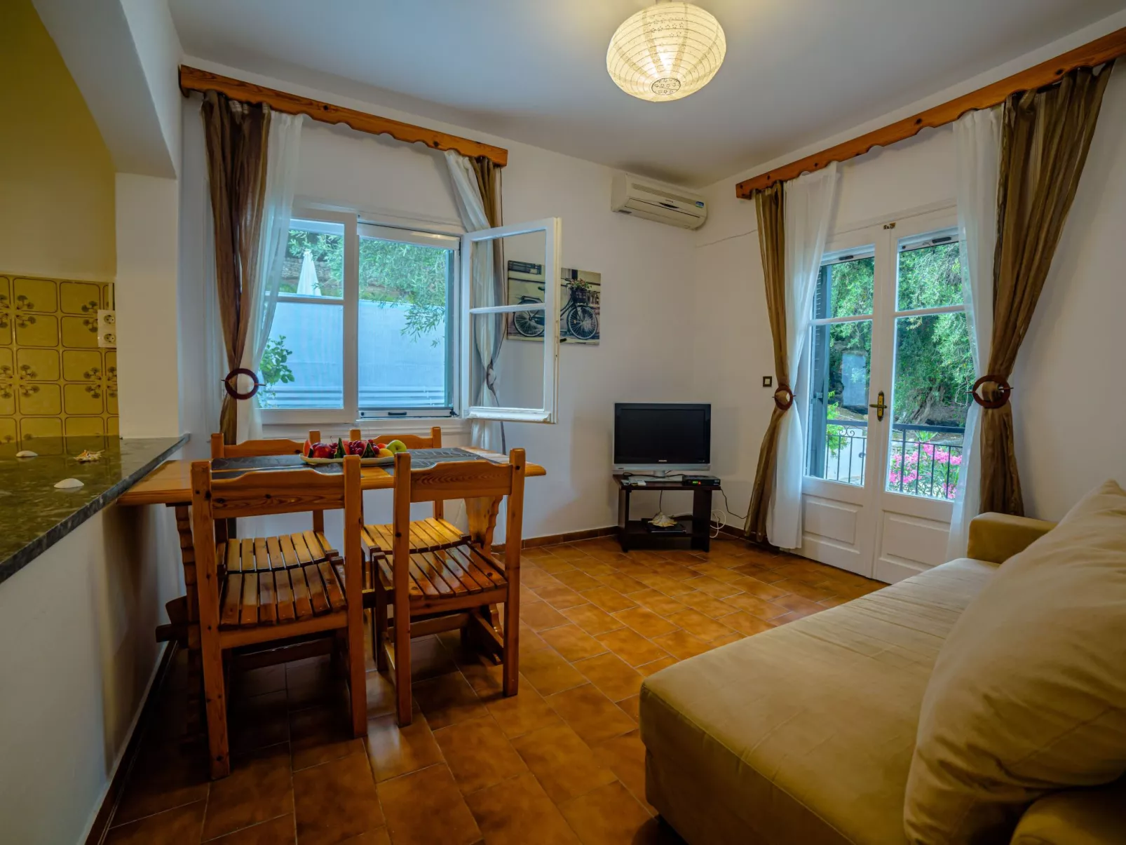 In Nisaki mit Pool-Drinnen