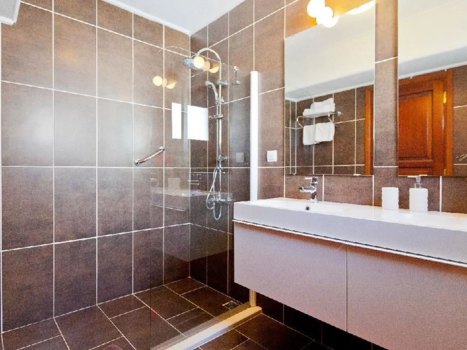 Mit Blick auf das Wasser-Inside