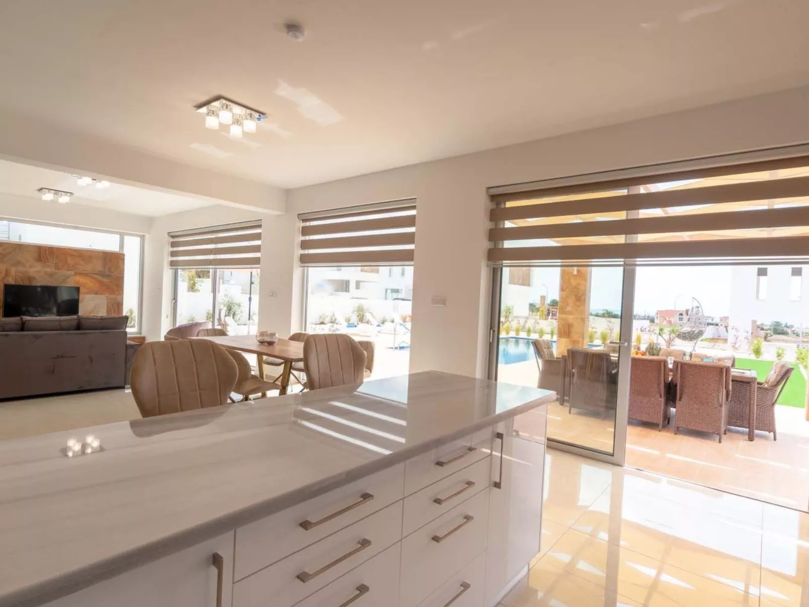 Luxuriöse Villa mit 4 Schlafzimmern, privatem Pool und Whirlpool-Outside