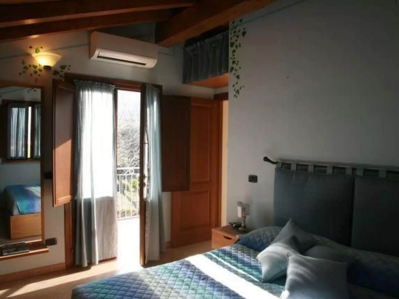 Mit Blick auf das Wasser-Dedans