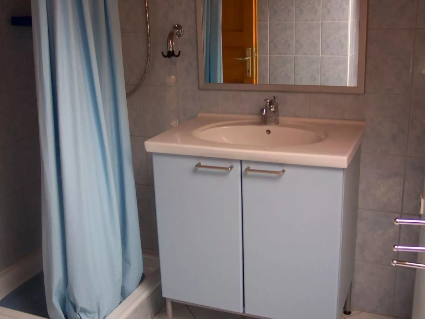 Appartement B in Strandnähe mit Terrasse und Grill - Dedans