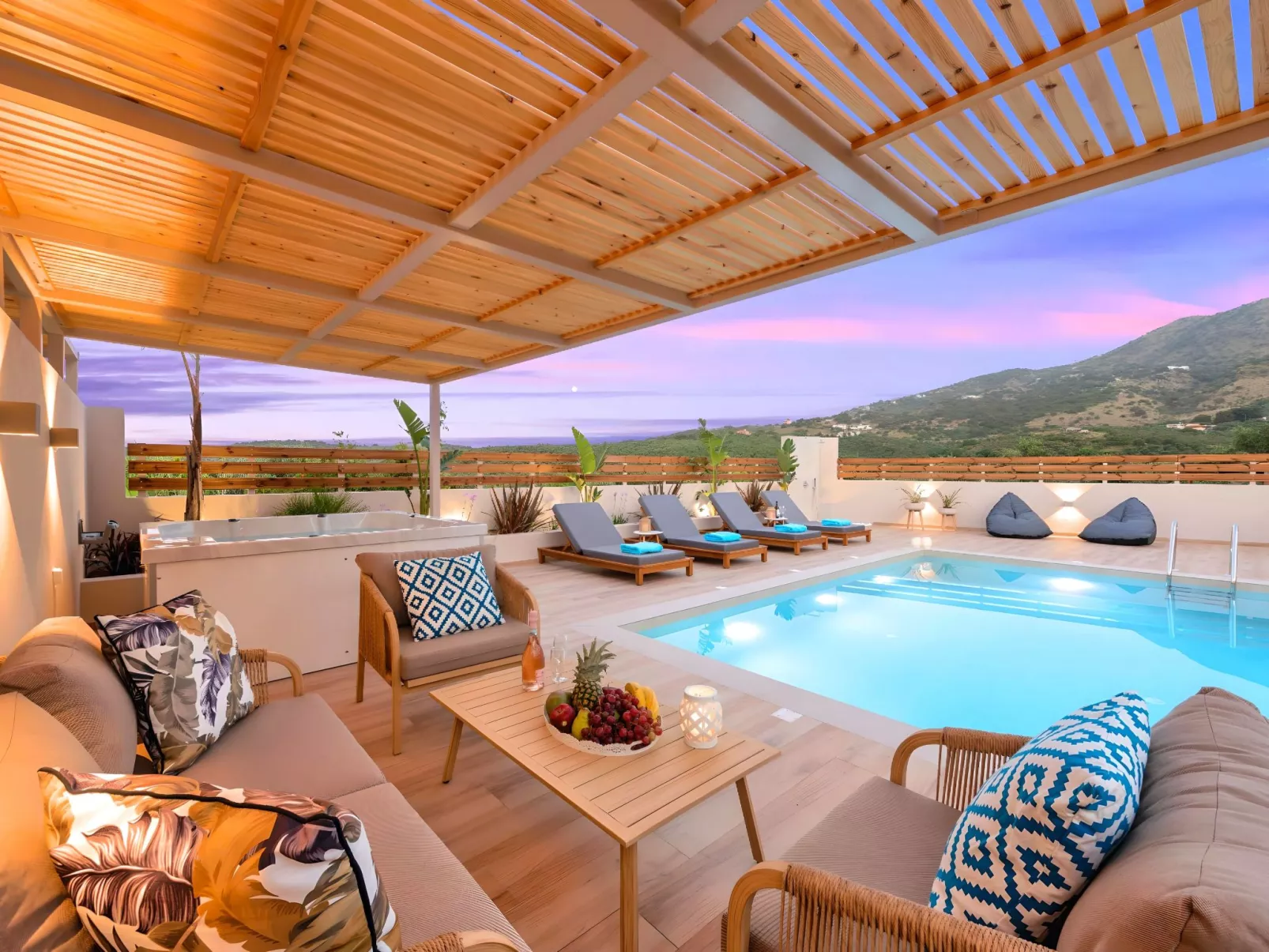 Hidden Gem Pool und Jacuzzi-Inside