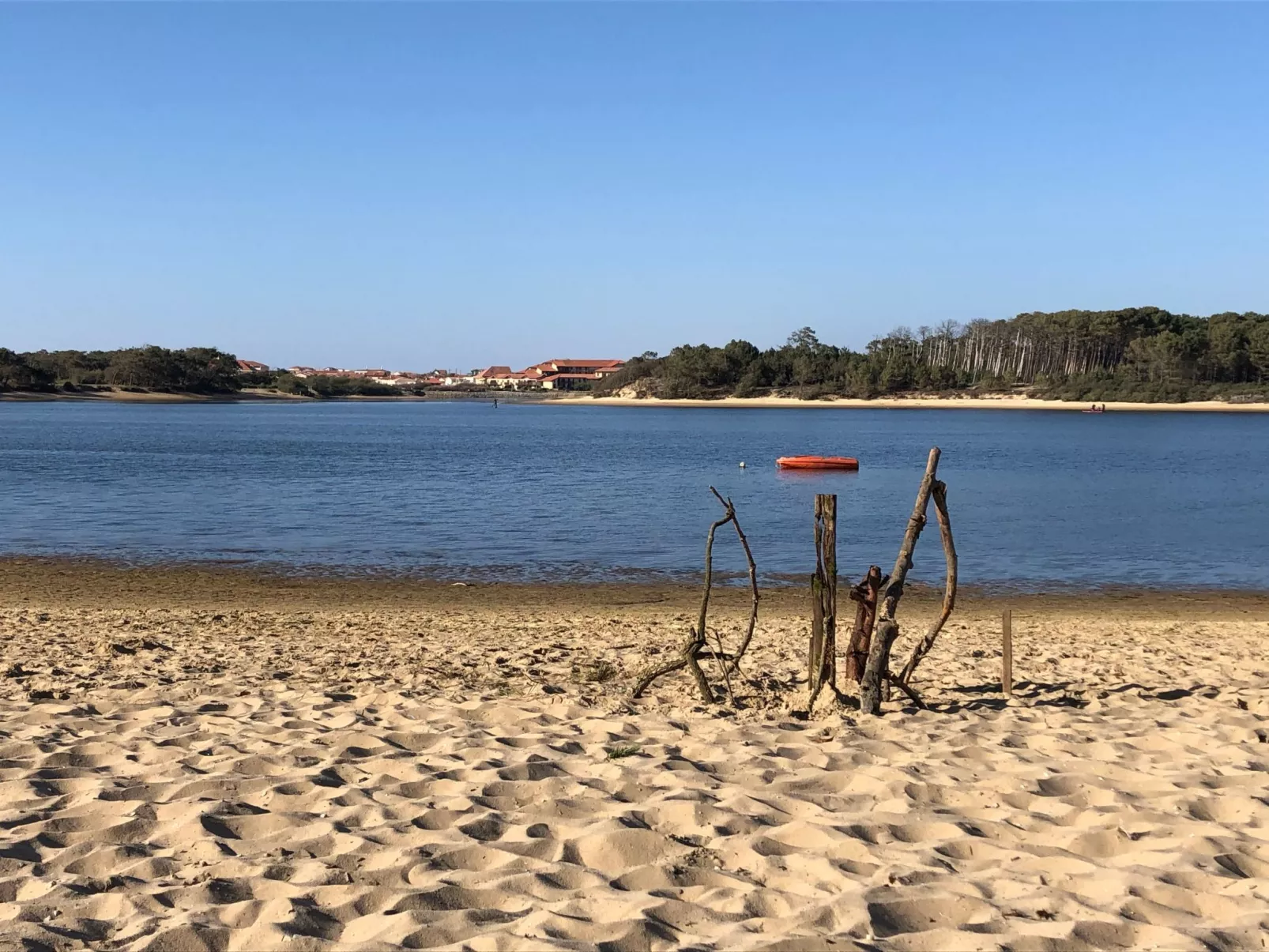 Hübsches kleines Haus in ruhiger Lage in einer baumbestandenen Residenz mit beh-Draußen
