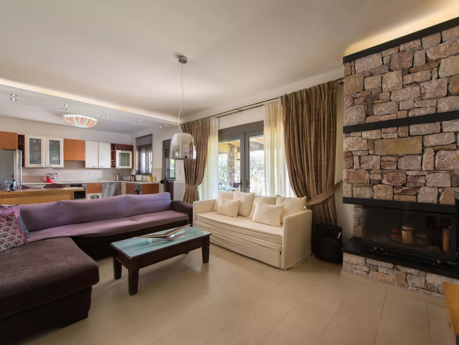 In Sgourou mit Parkplatz, Blick ins Grüne-Dedans