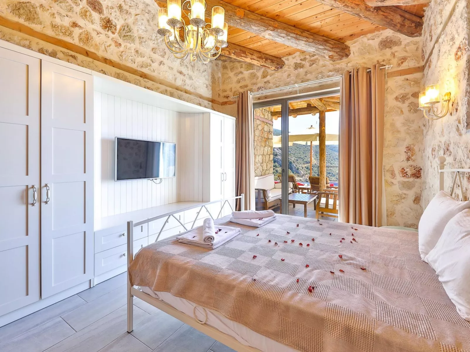 Traditionelles Natursteinhaus mit Sichtschutzpool-Drinnen