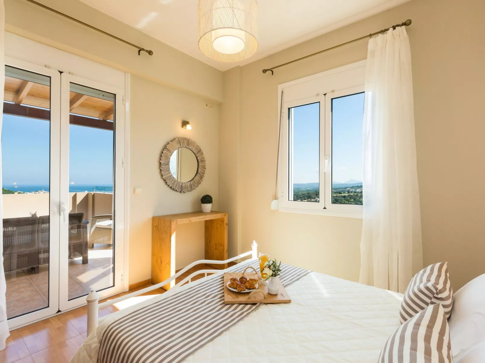 Familienfreundliche Villa mit privatem Pool und BBQ-Drinnen