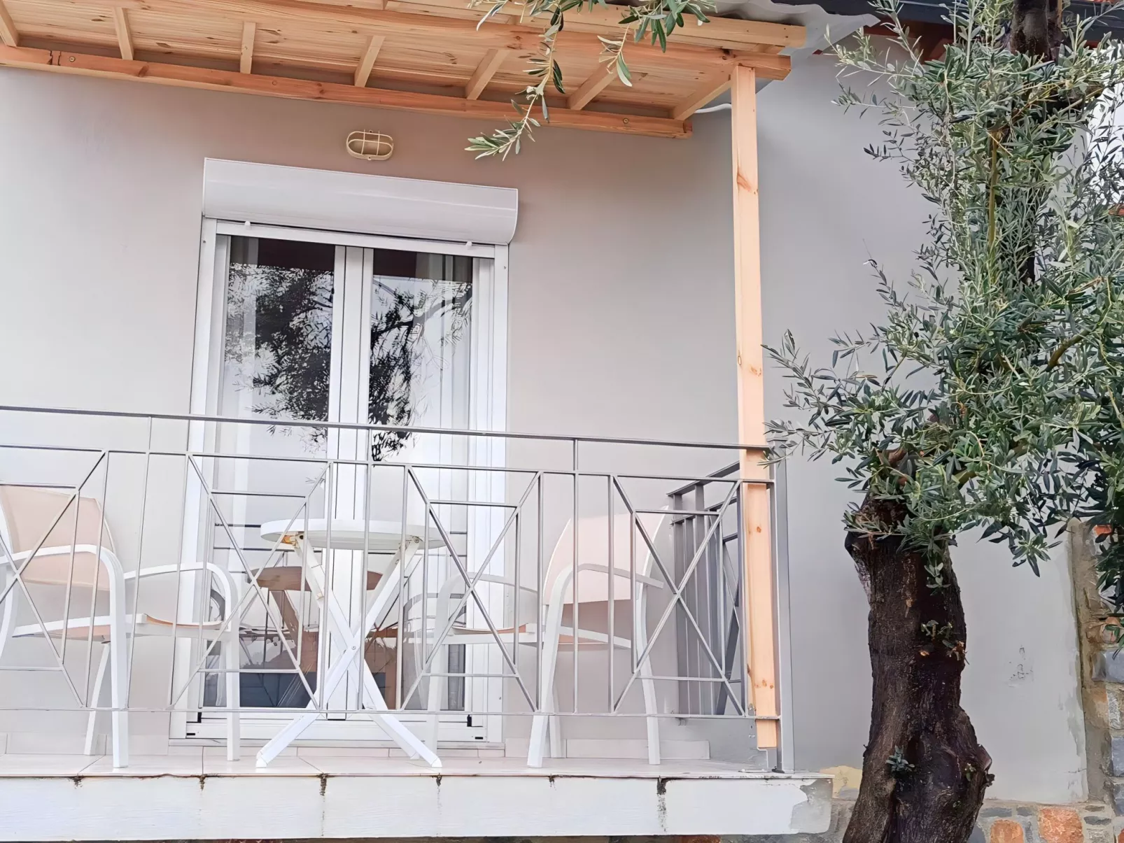 Berge und die ikonische Landebahn des Flughafens Skiathos-Image-tags.info