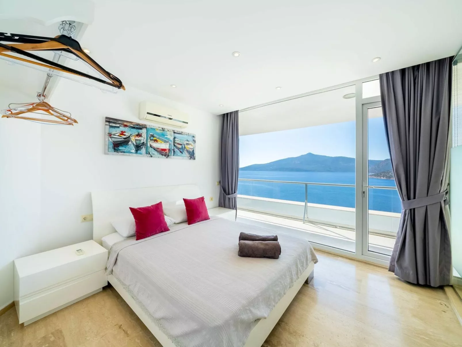 Große Villa direkt am Meer mit Infinitypool-Drinnen