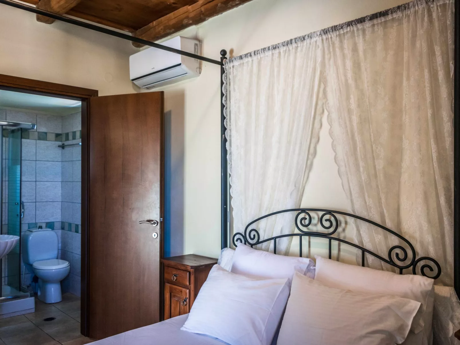 Niriides Villas_ Liagori_ 2-Schlafzimmer privater Pool-Inside