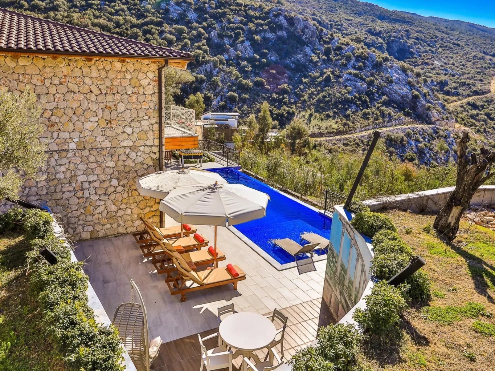 Steinhausvilla in der Natur-Drinnen