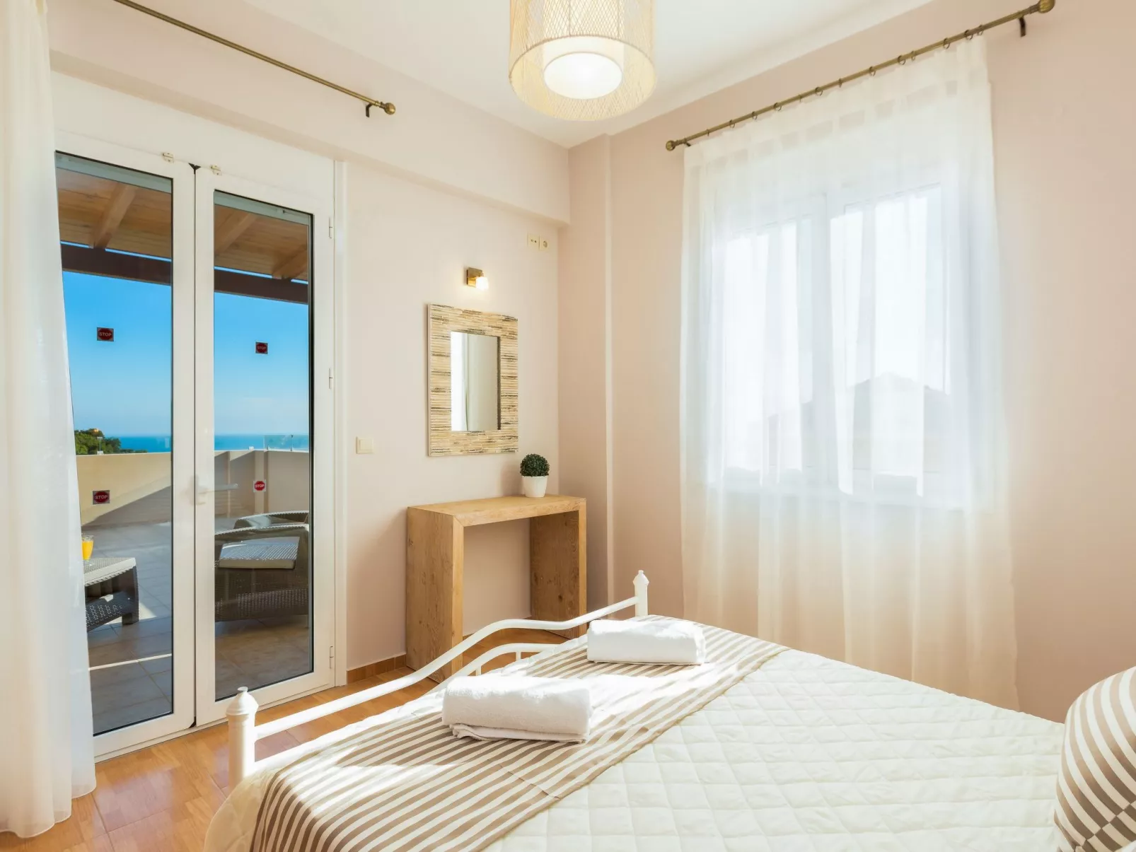 Ruhige Villa mit privatem Pool, BBQ und Kinderbereich-Dedans