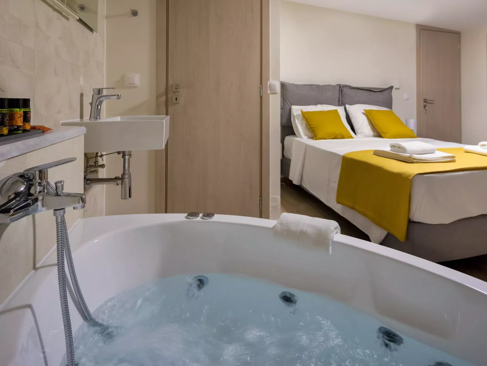 Haus in Agia Marina mit Außenpool-Drinnen