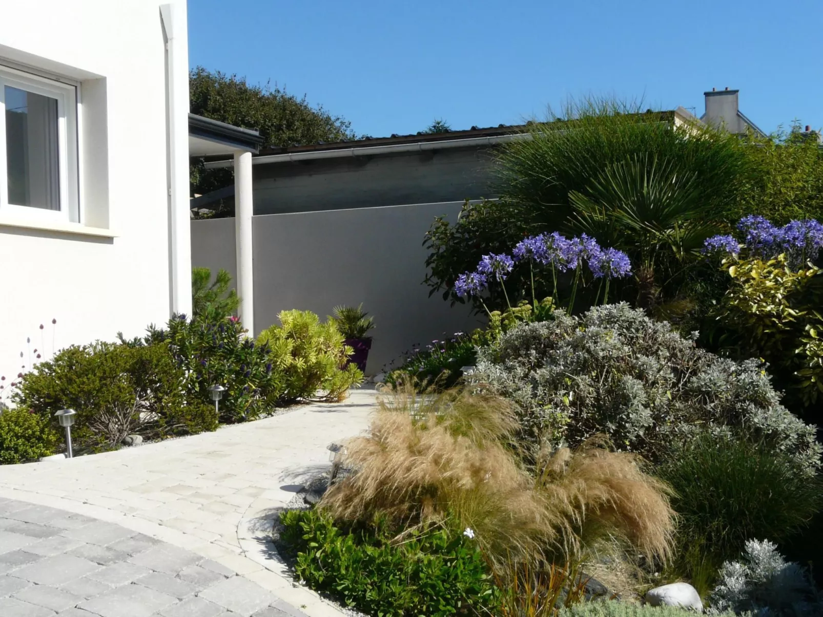 Mit Blick auf das Wasser-Outside