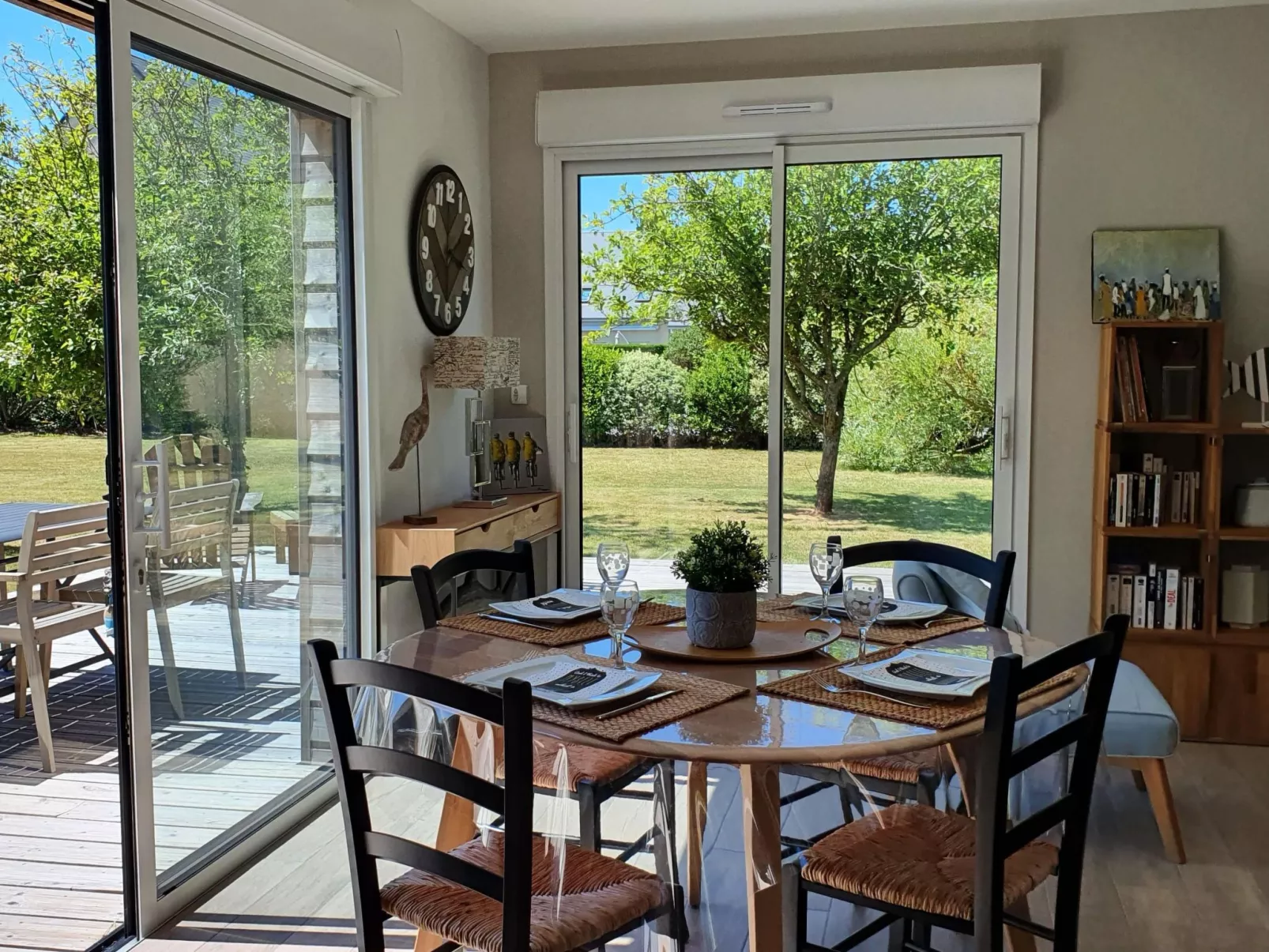 Charmantes Holzhaus in einer grünen Umgebung