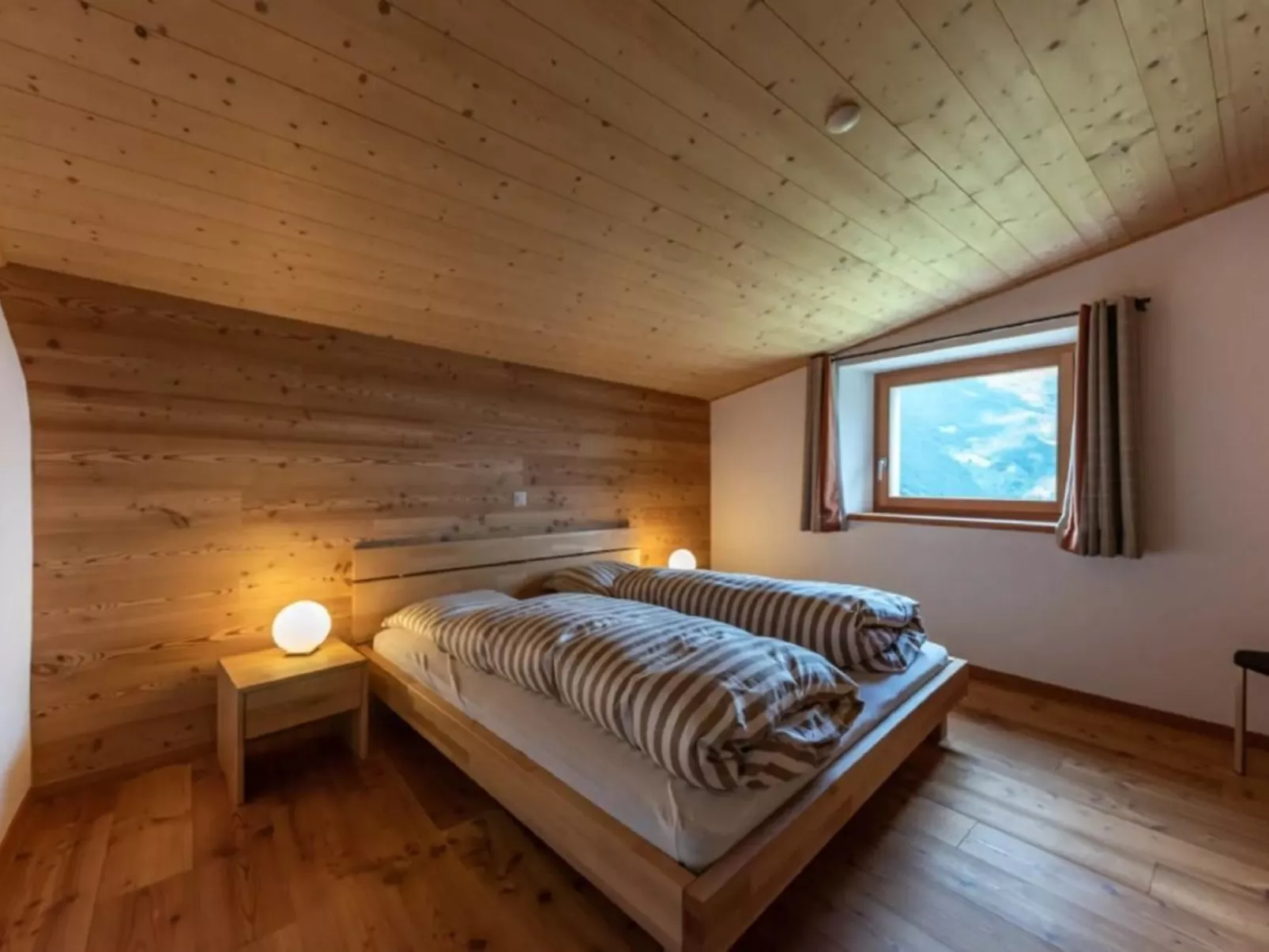 Monte Campell Dasura-Inside