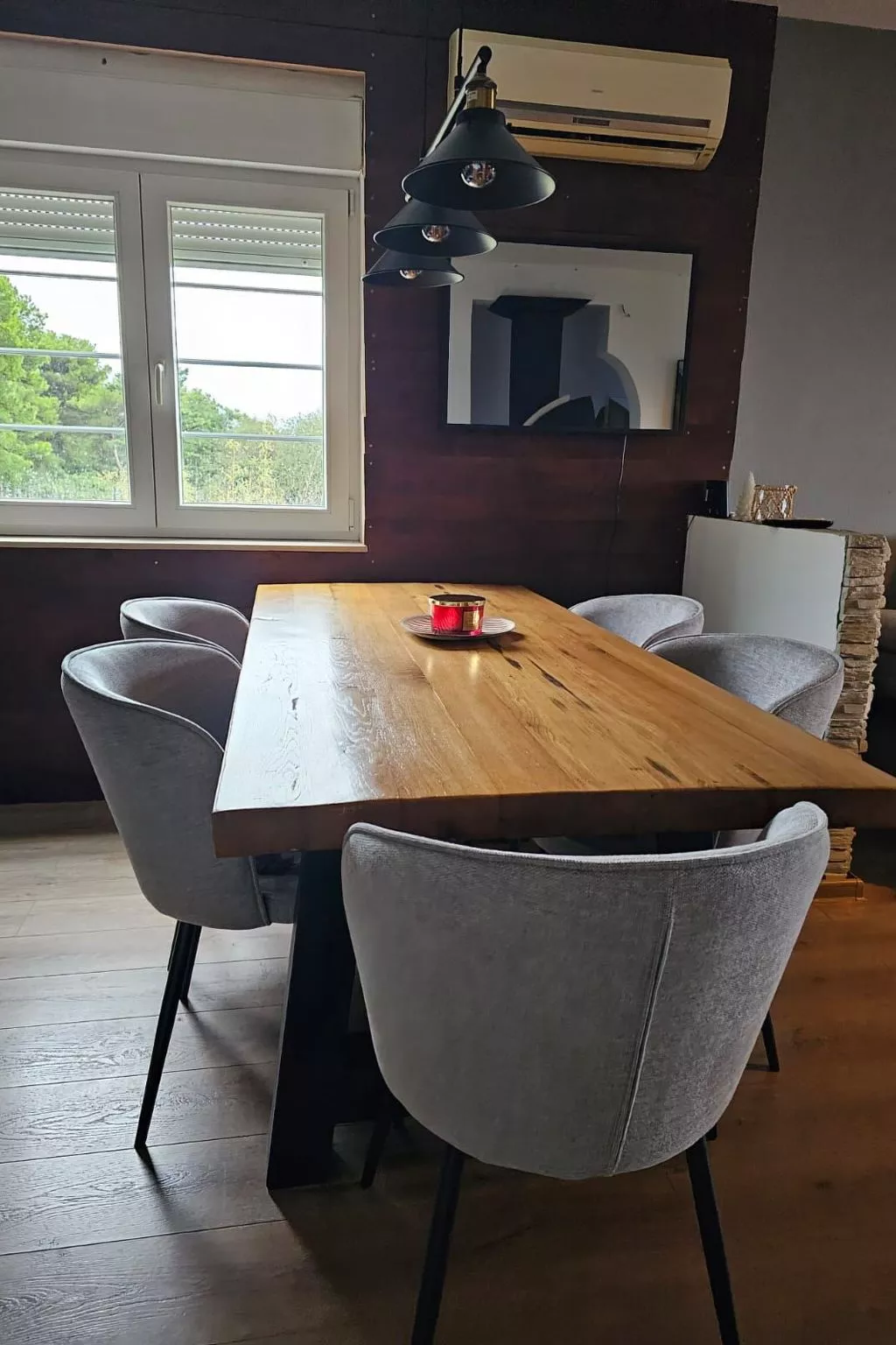 Mit Blick auf das Wasser-Inside