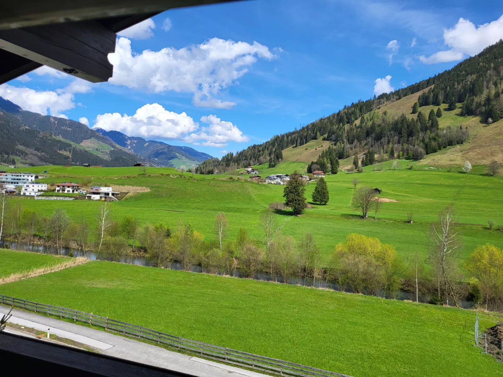 Geräumige Wohnung mit zwei Schlafzimmern und Balkon-Dehors