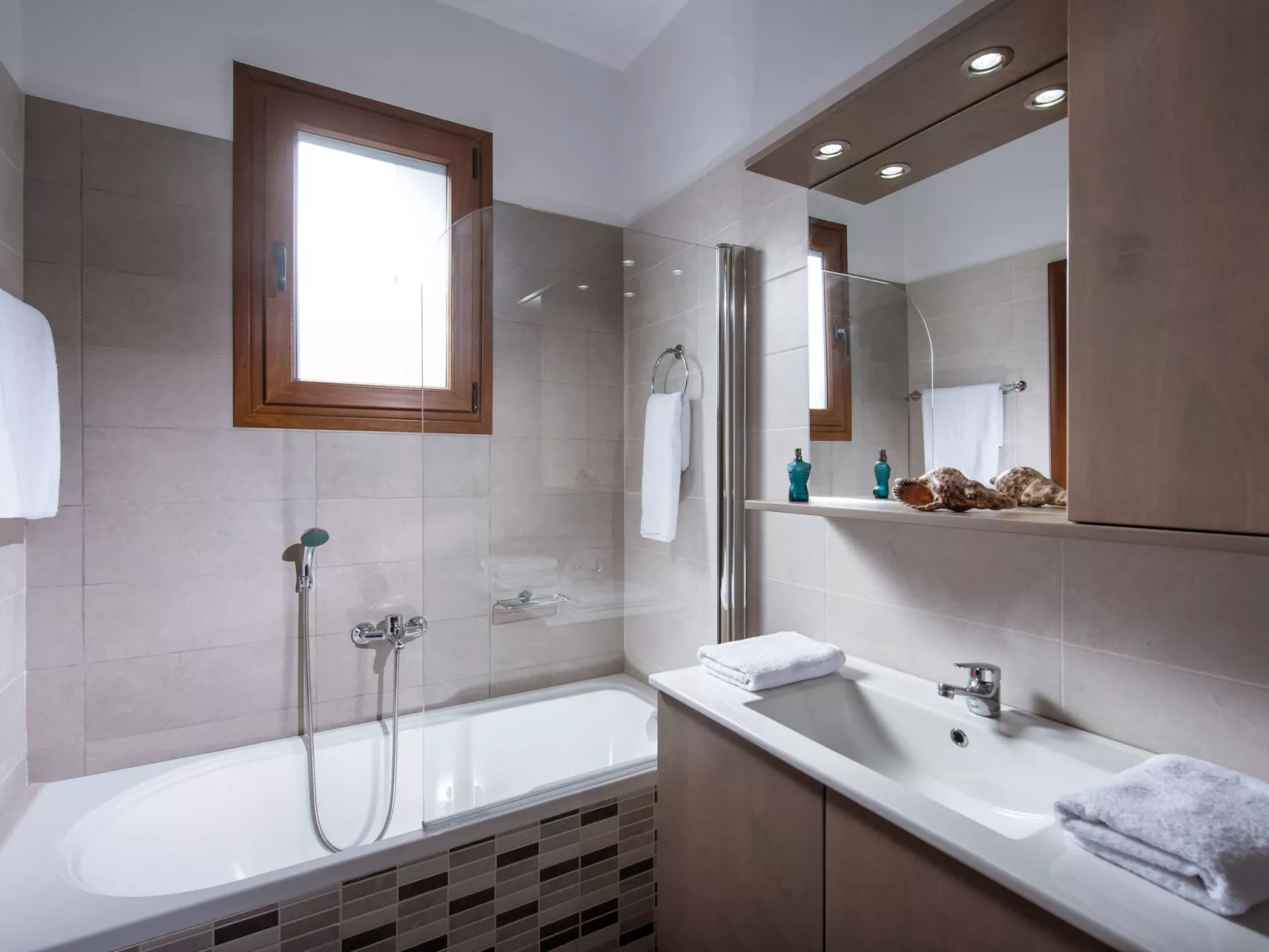 Villa mit Panoramablick Pool und Grillplatz in Strandnähe-Drinnen