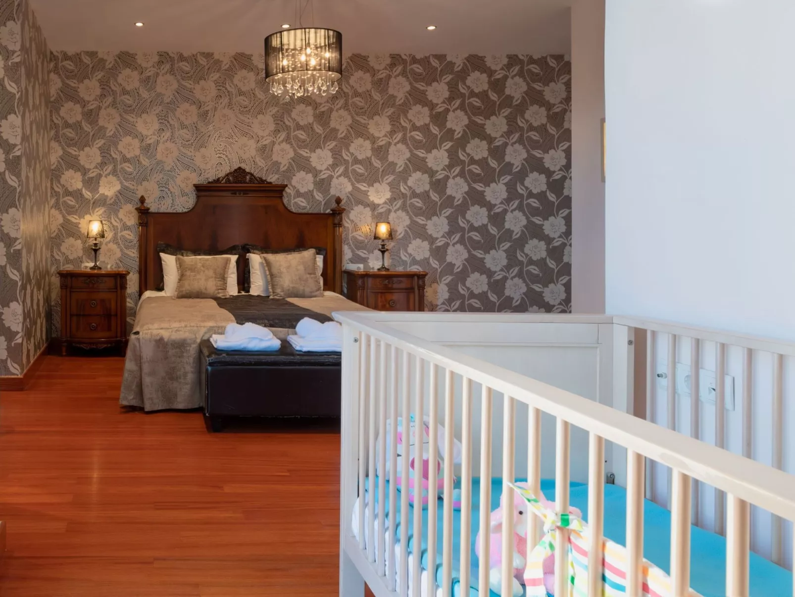 Familienvilla mit privatem Pool, Tischtennisplatte und Fußballtisch-Image-tags.info