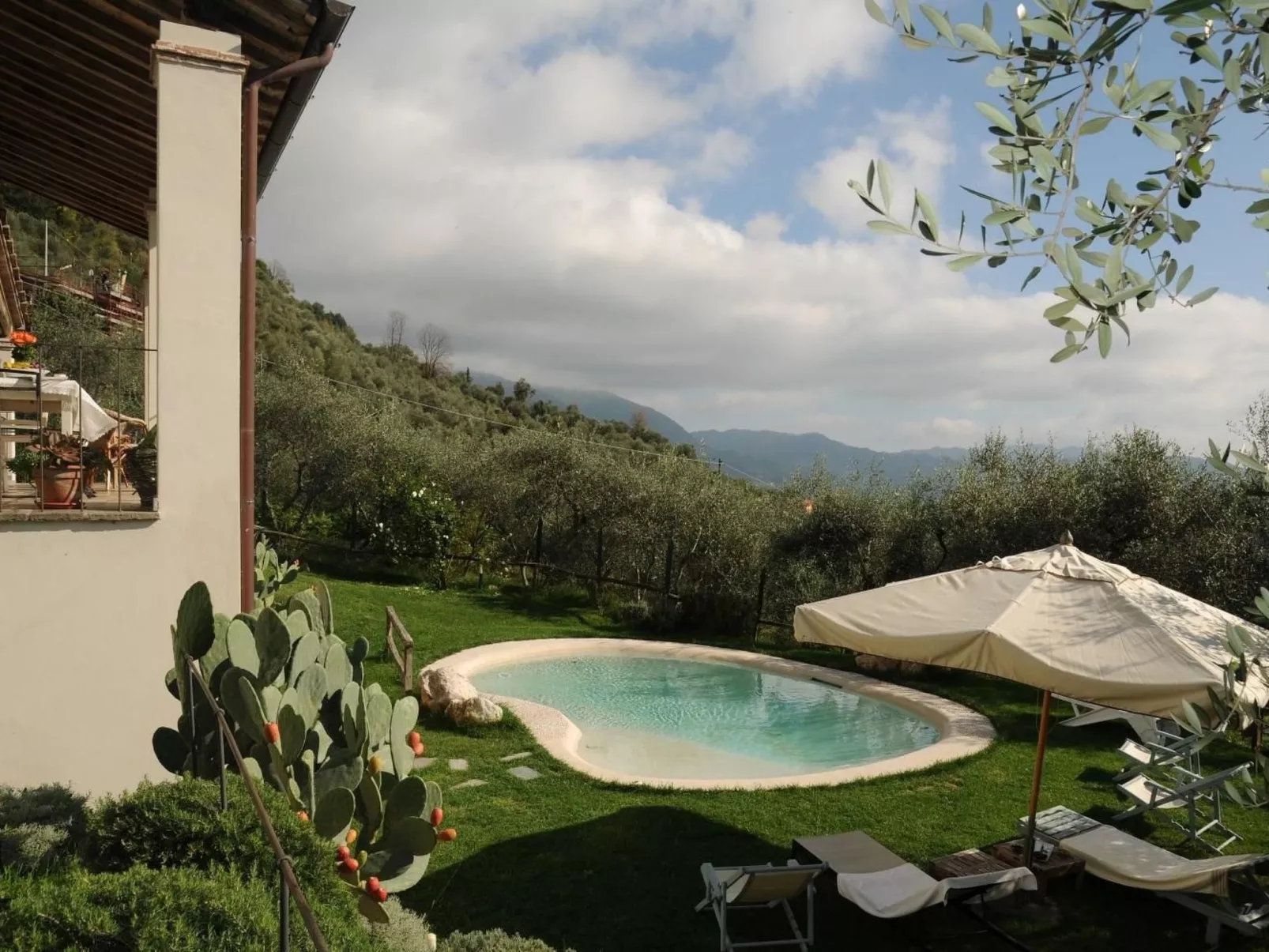 Villa mit Garten, Grill und Terrasse-Draußen