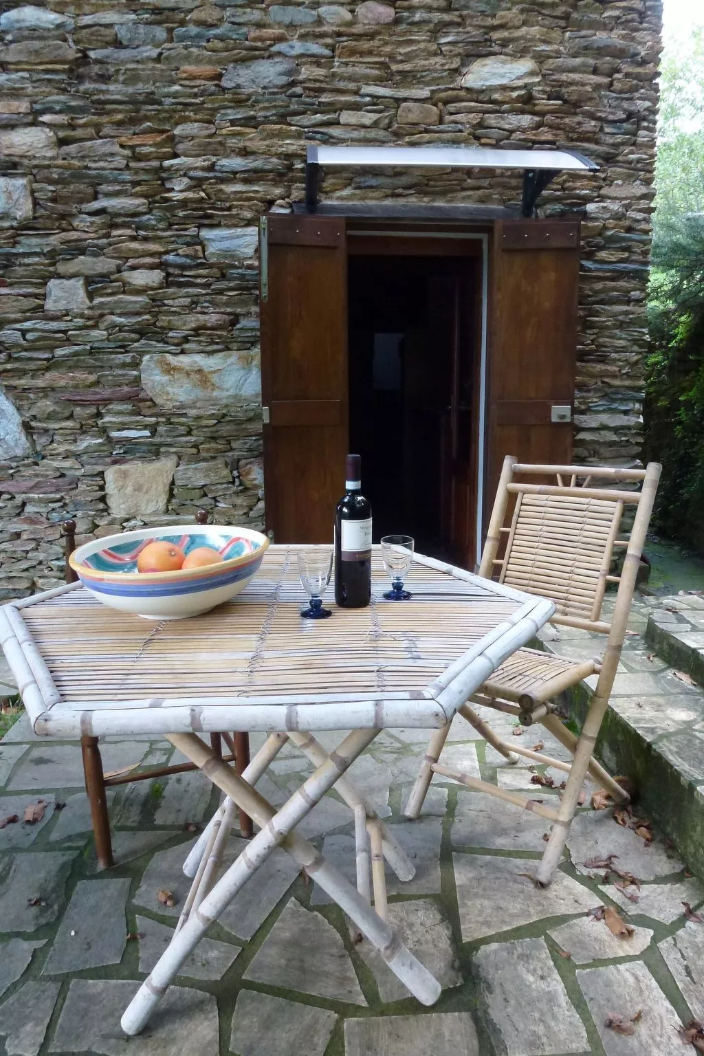 Mit Blick auf das Wasser-Dehors