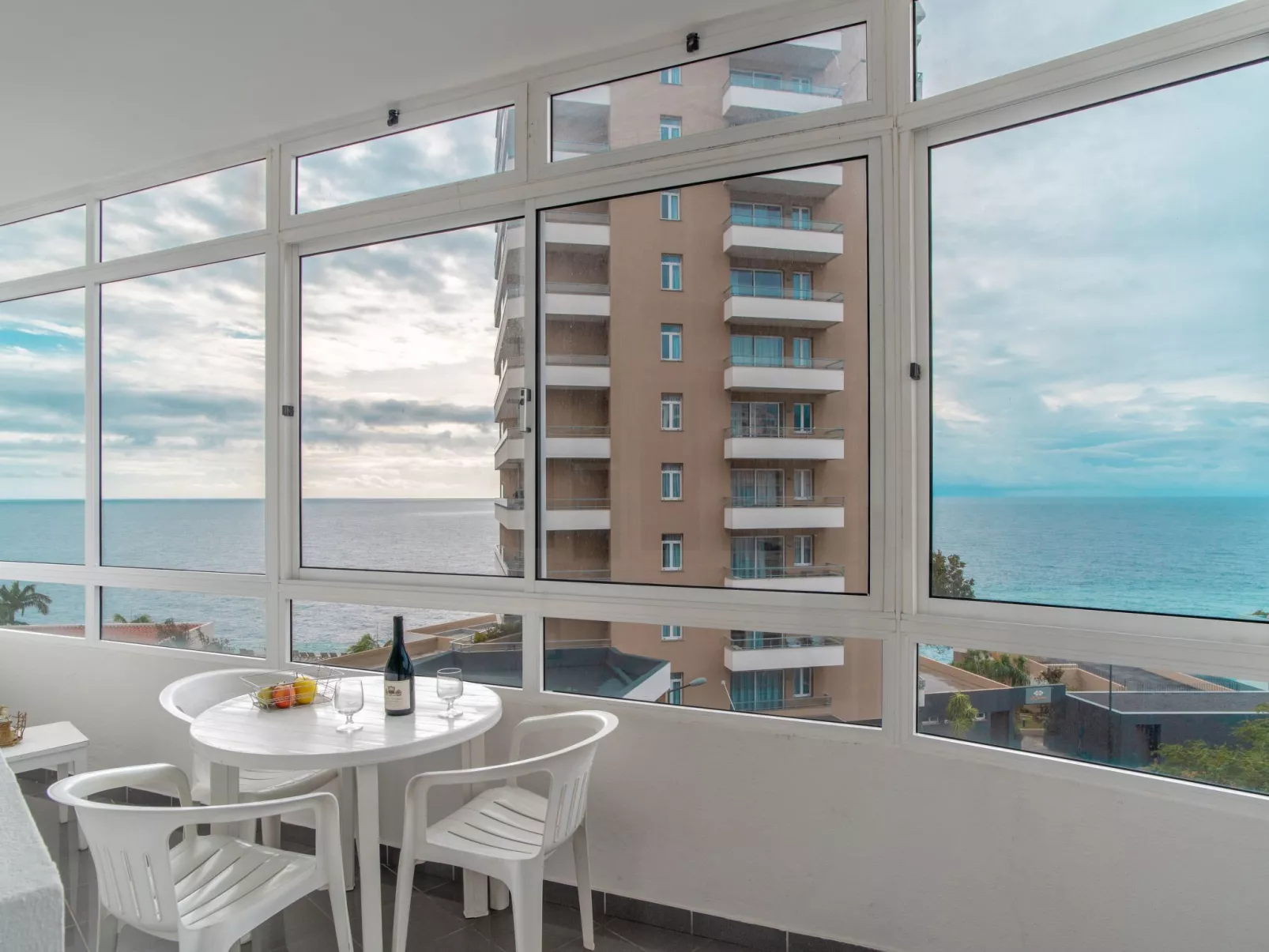 Für 3 Personen ca. 60 m&sup2; in São Martinho, Madeira (Südküste von Madeira)-Draußen