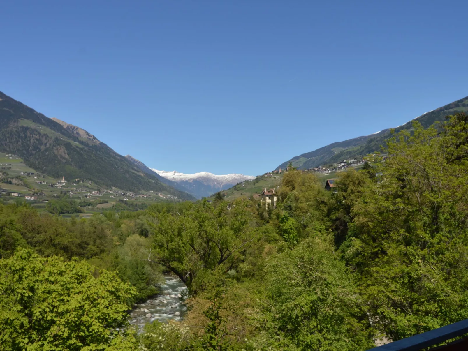 Moderne Ferienwohnung mit Balkon und Pool-Draußen