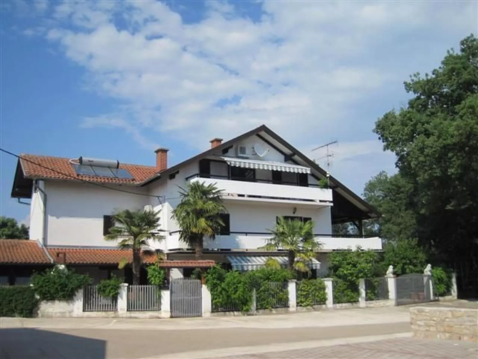 Villa Paolija' Wohnung mit Schwimmbad-Outside